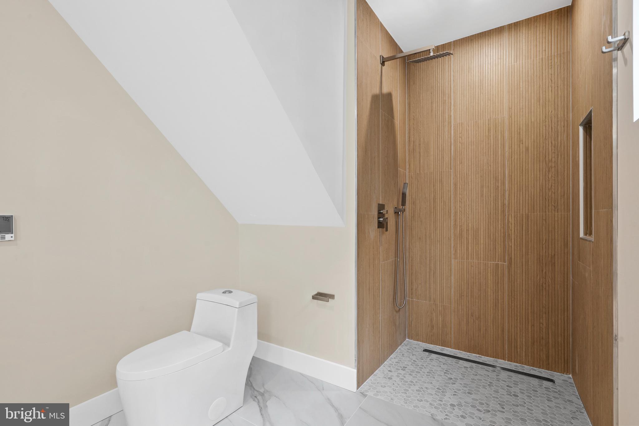 QUEEN VILLAGE - Residential