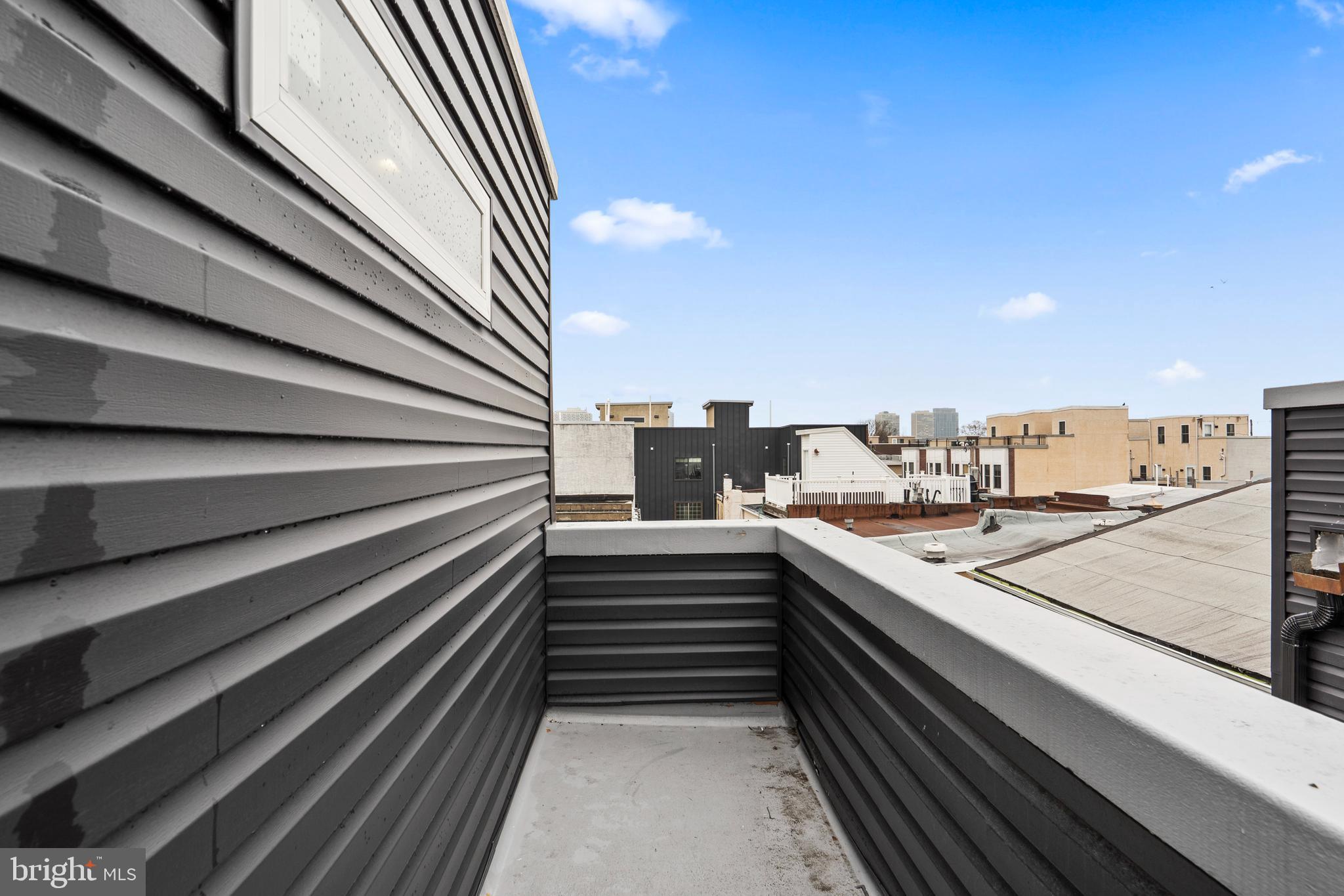 QUEEN VILLAGE - Residential