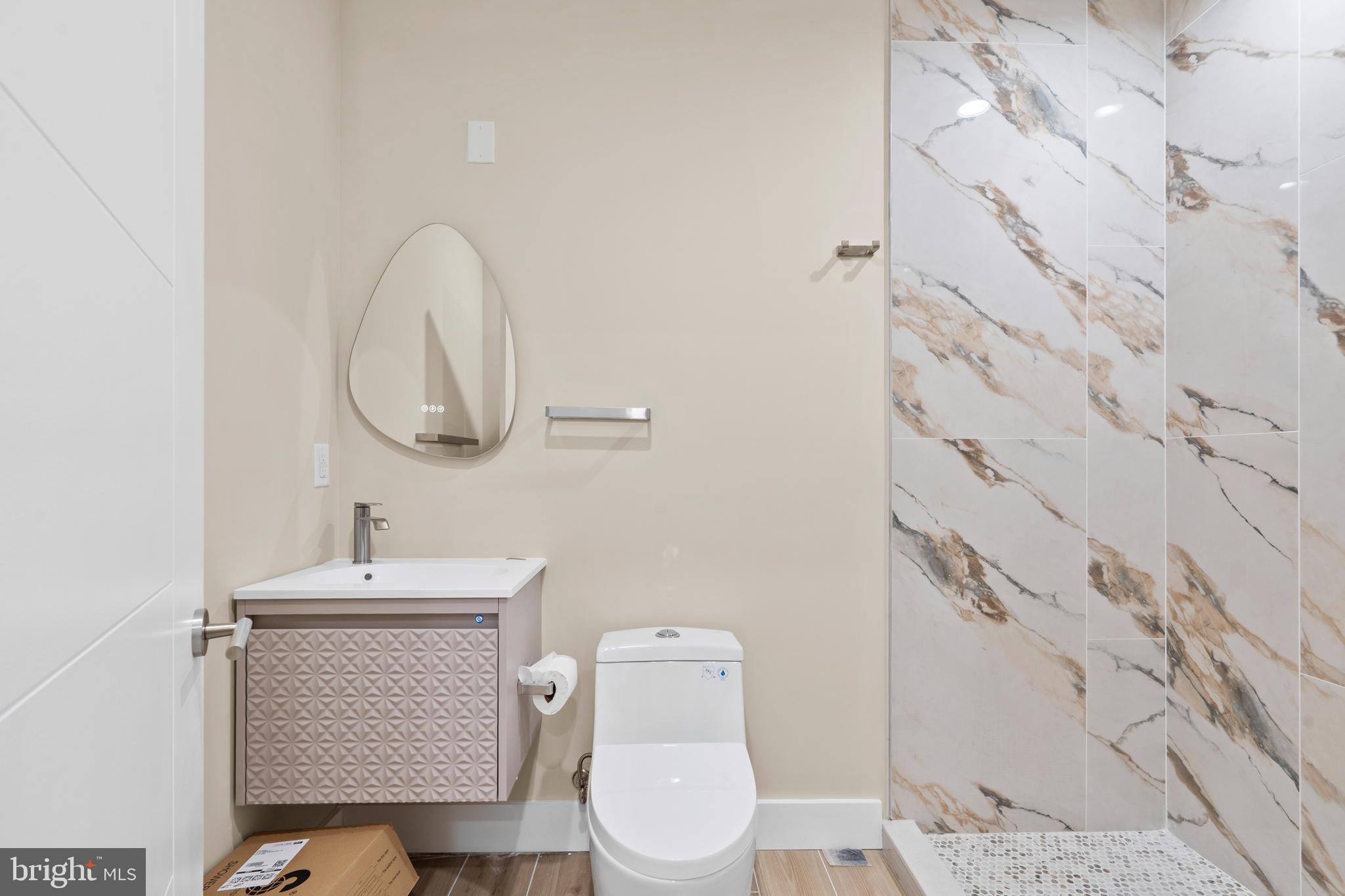 QUEEN VILLAGE - Residential