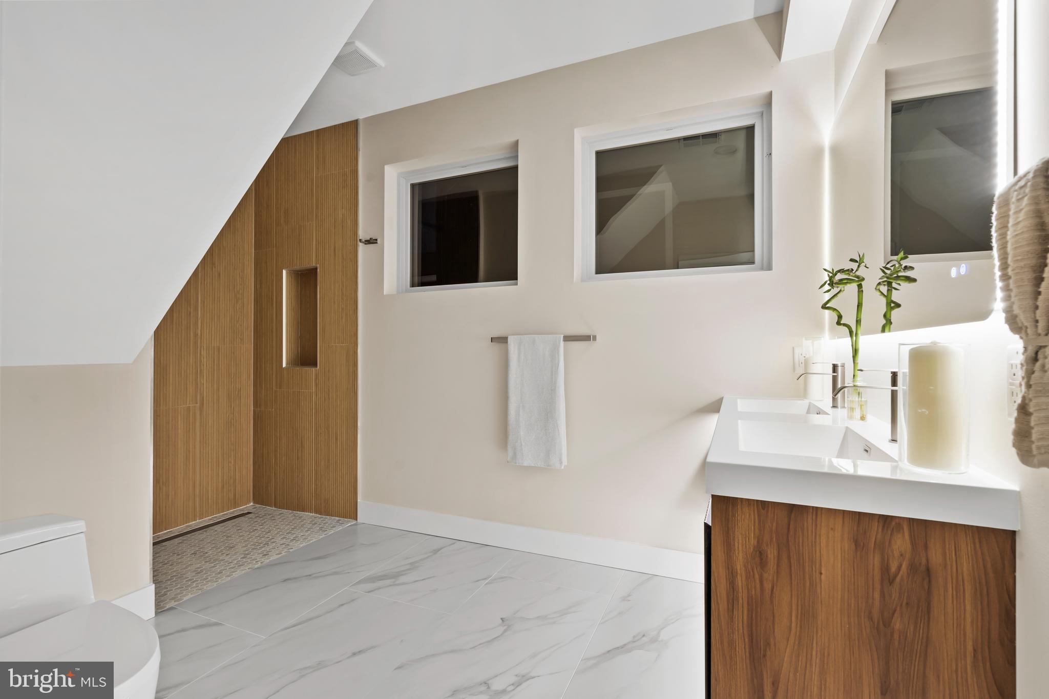 QUEEN VILLAGE - Residential