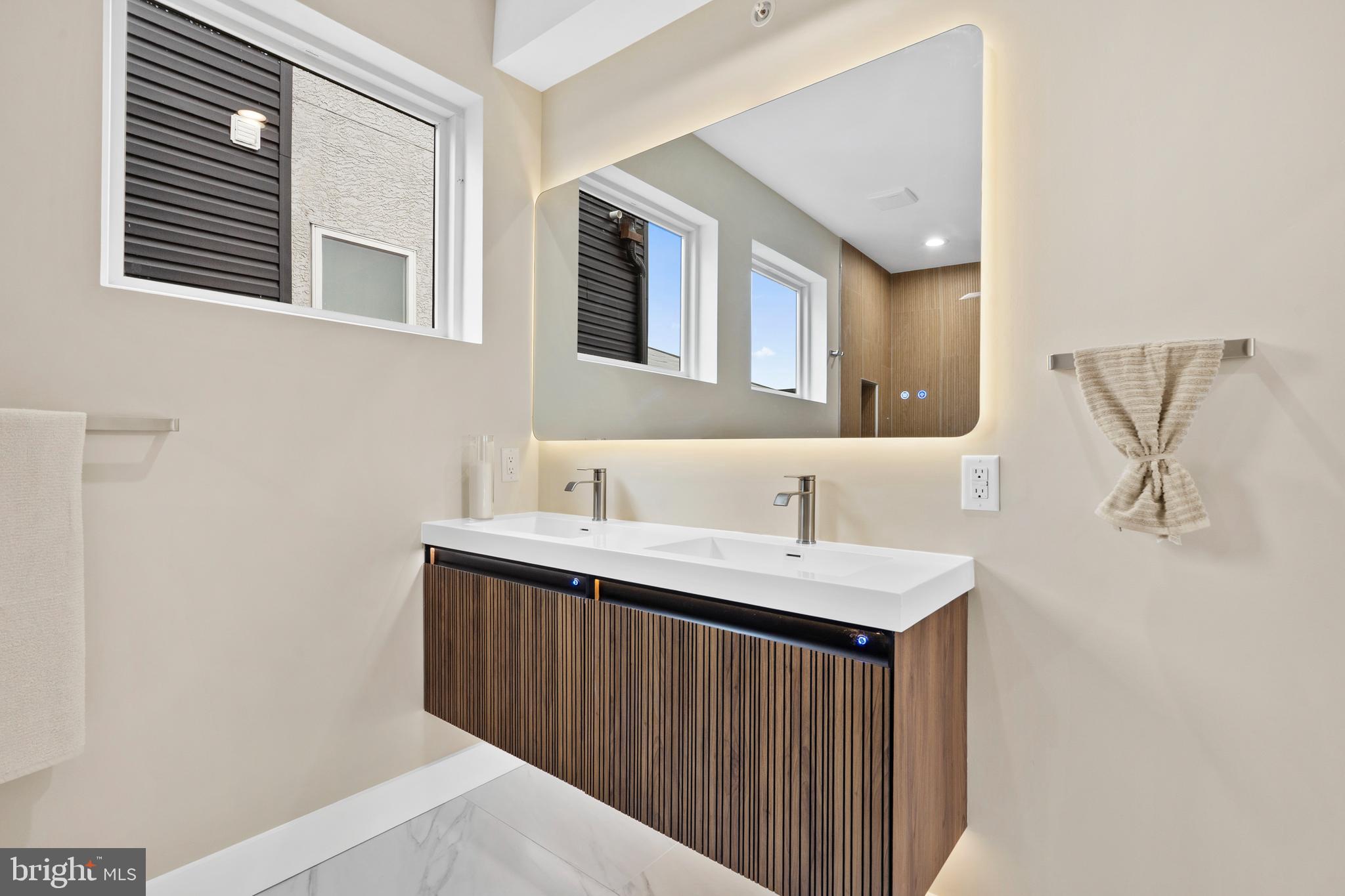 QUEEN VILLAGE - Residential