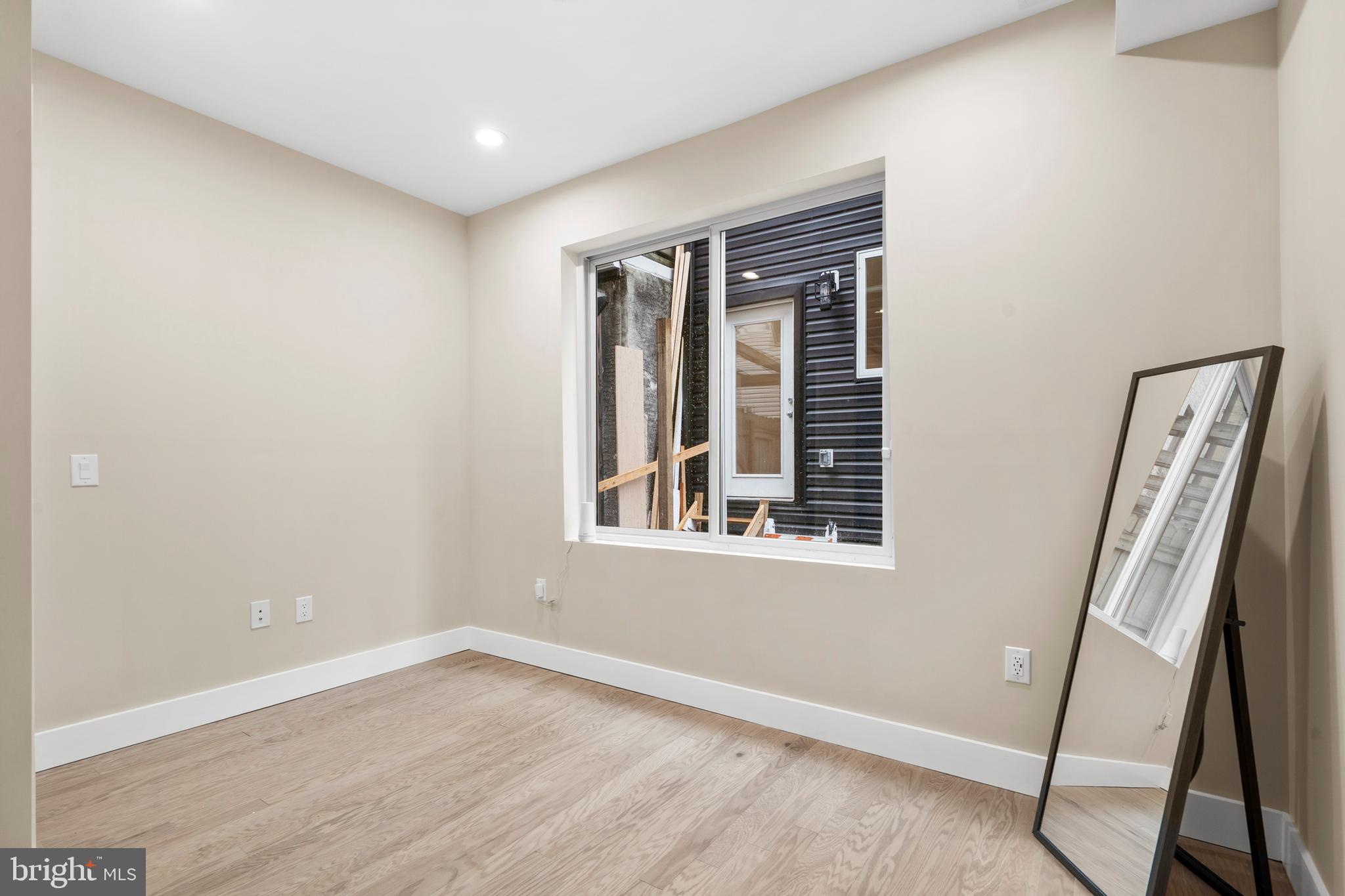 QUEEN VILLAGE - Residential