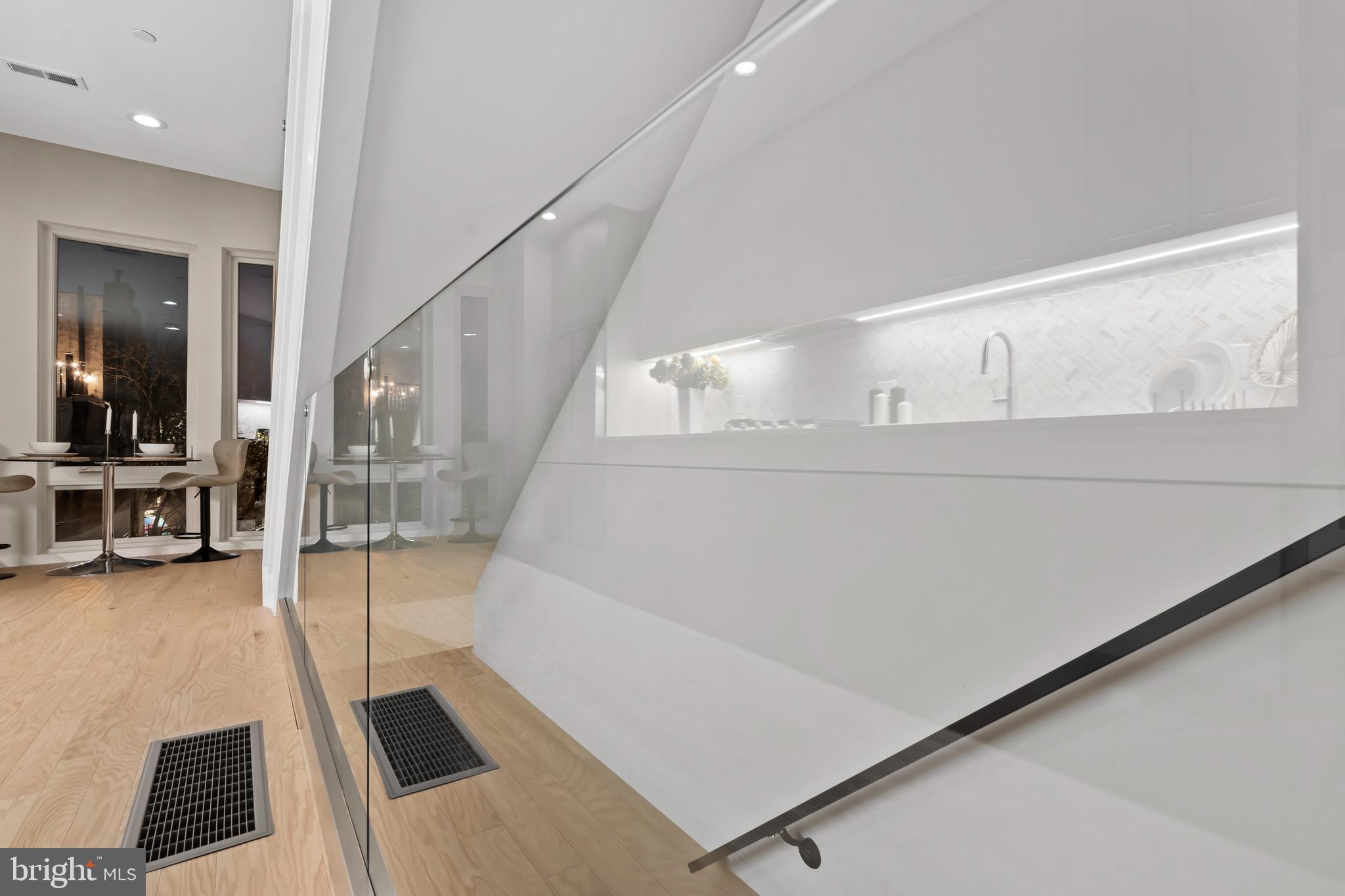 QUEEN VILLAGE - Residential