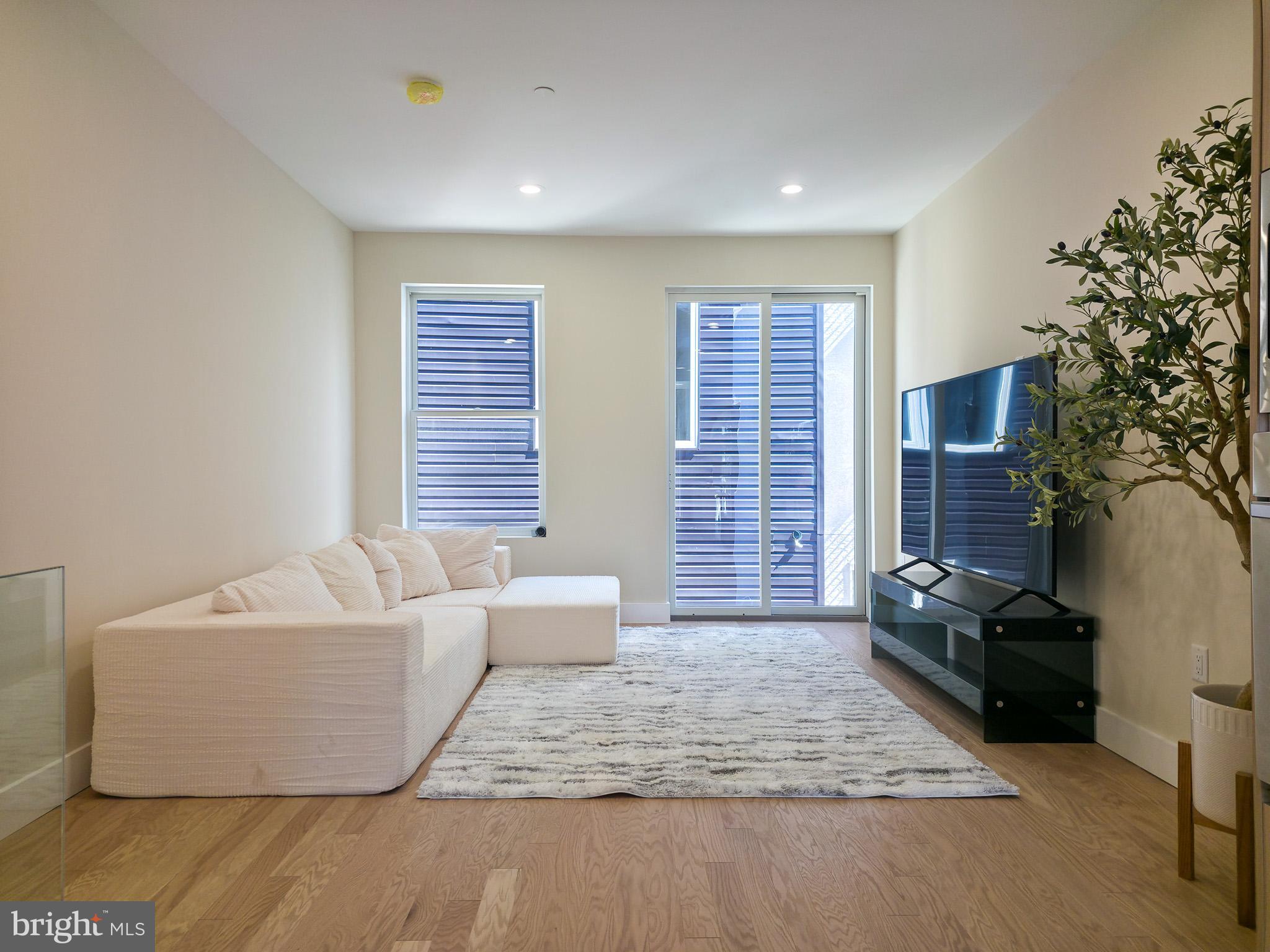 QUEEN VILLAGE - Residential