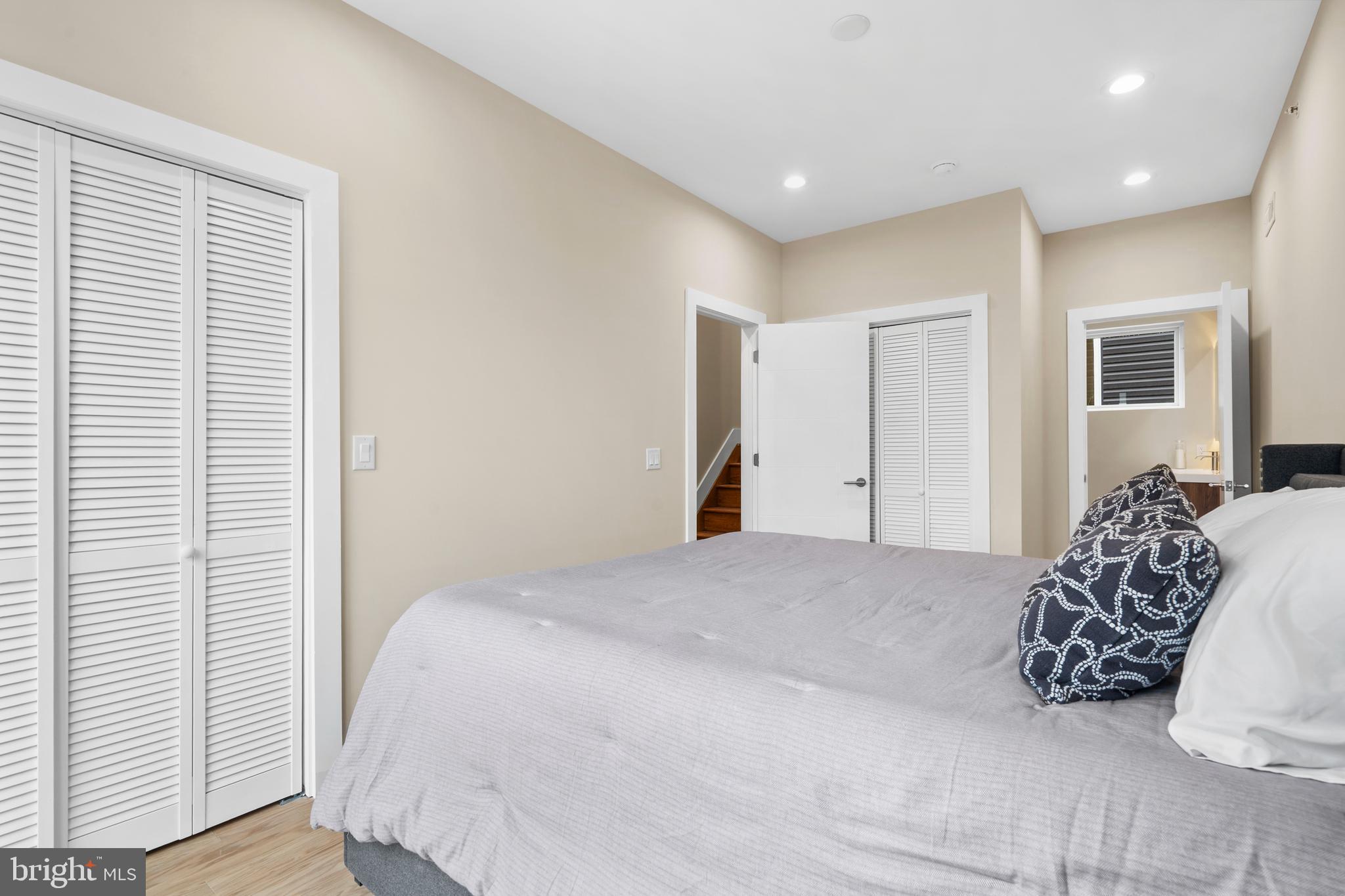 QUEEN VILLAGE - Residential