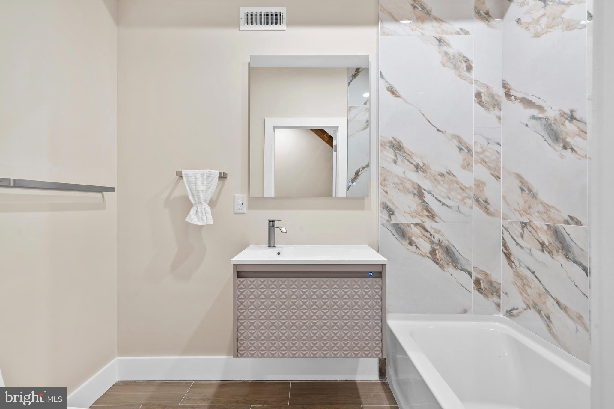 QUEEN VILLAGE - Residential