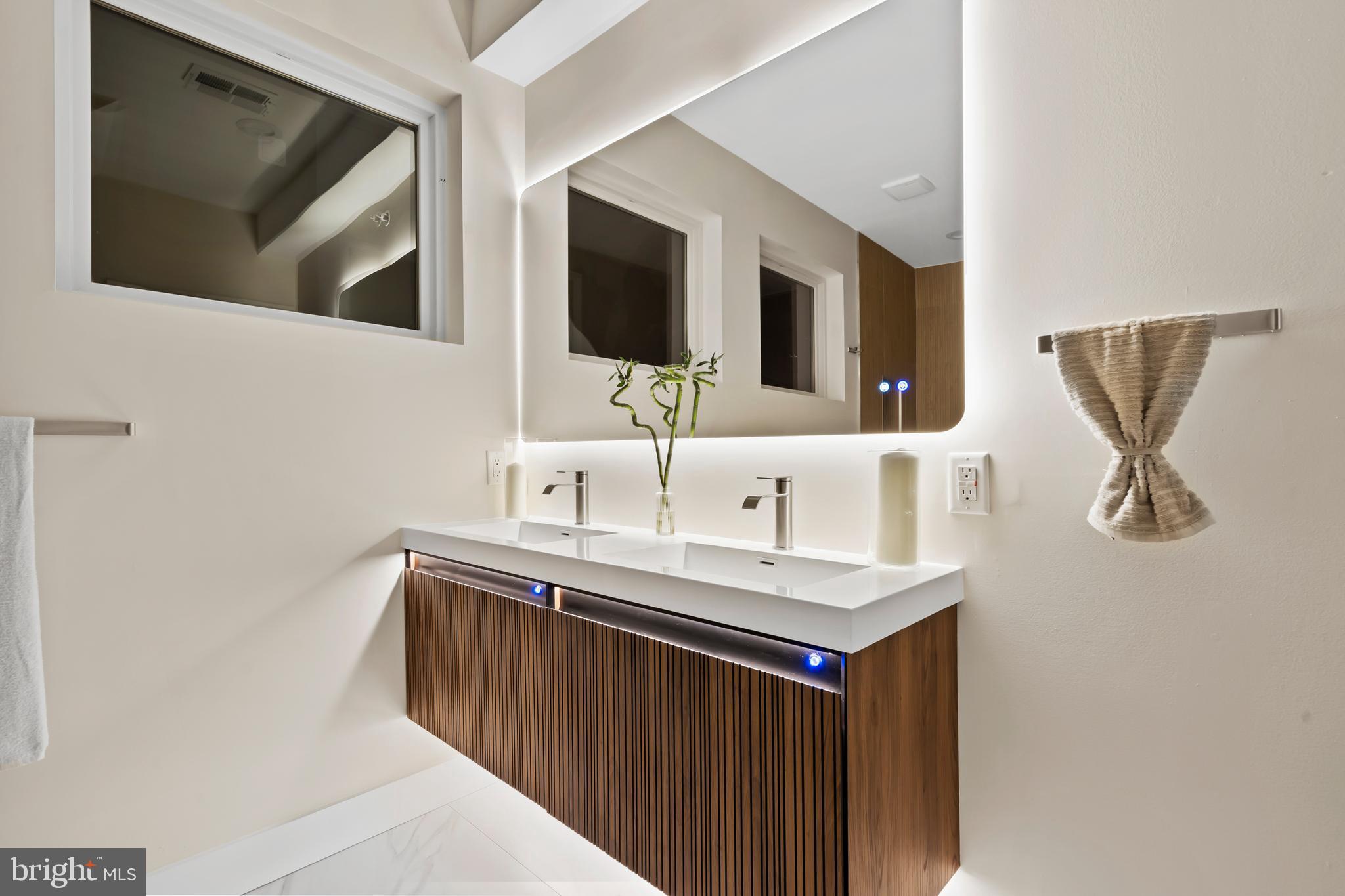 QUEEN VILLAGE - Residential