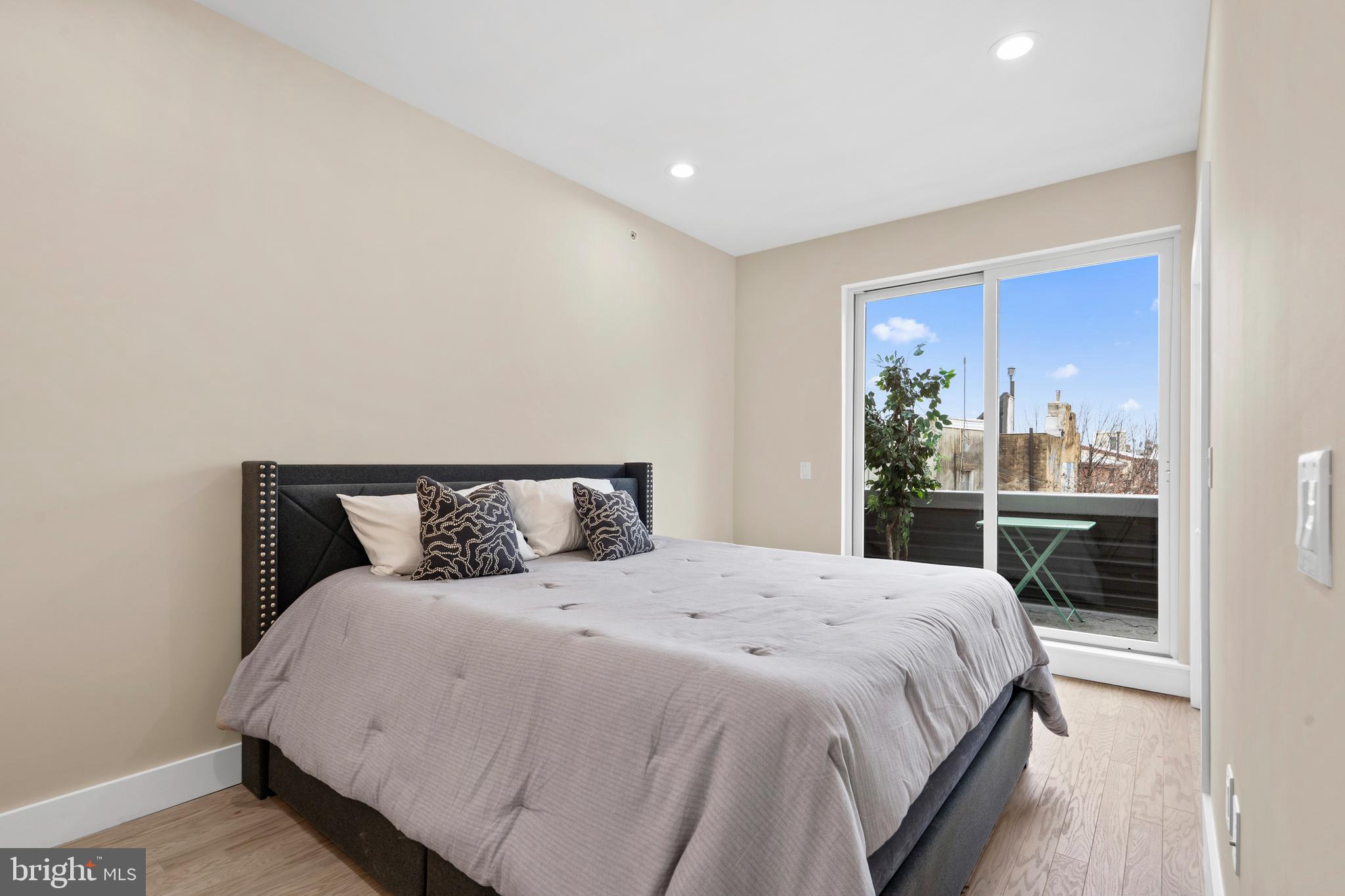 QUEEN VILLAGE - Residential