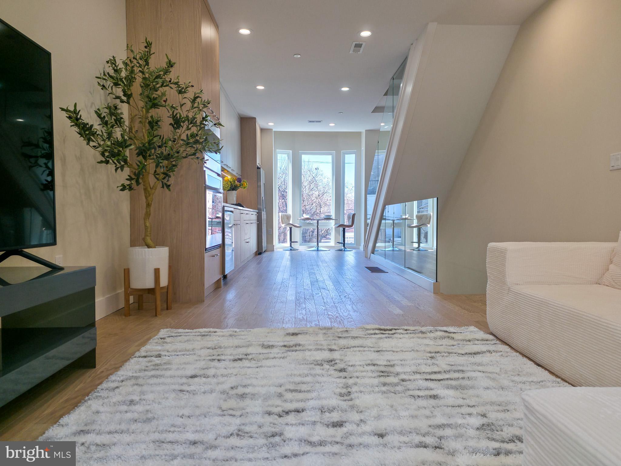 QUEEN VILLAGE - Residential