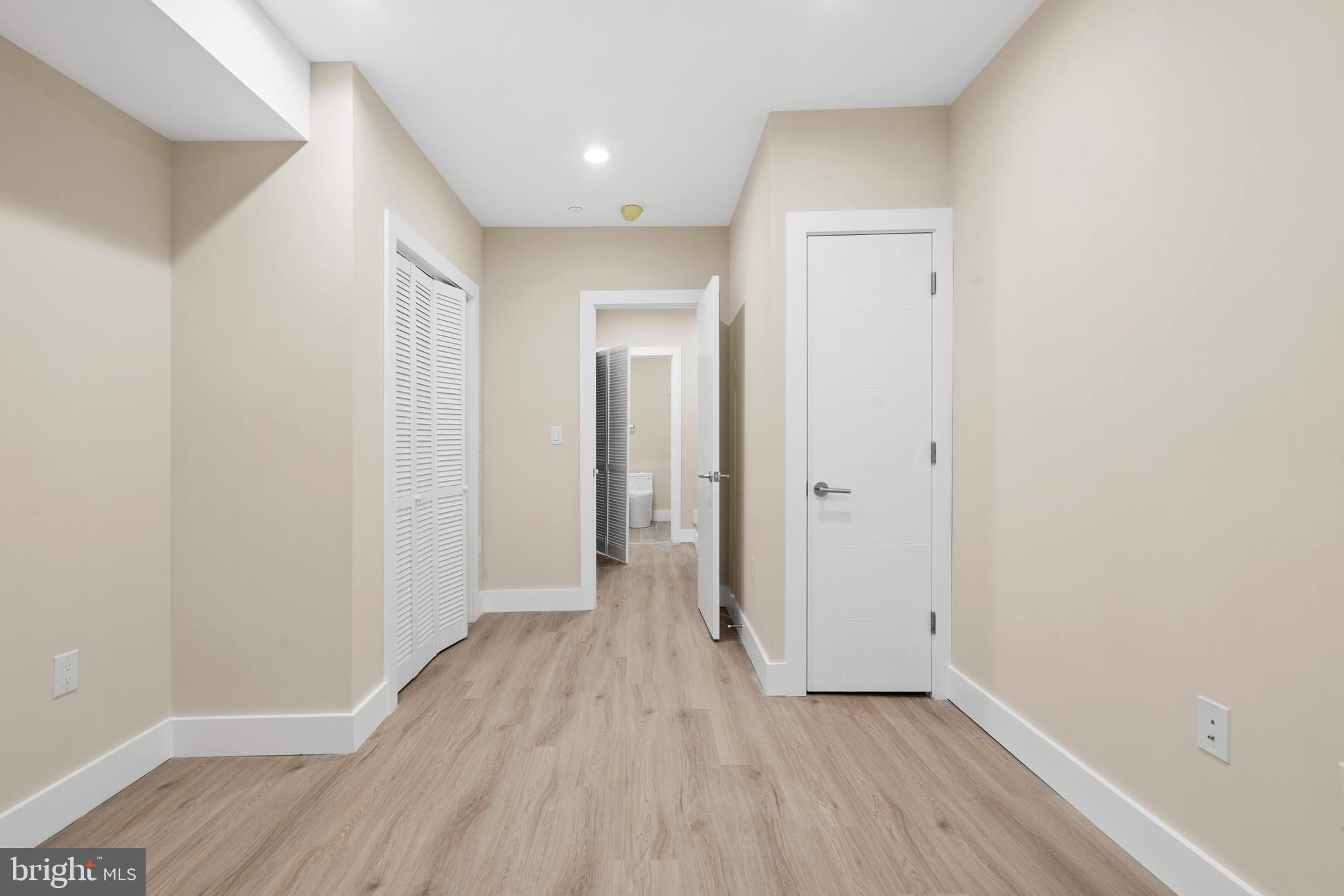 QUEEN VILLAGE - Residential