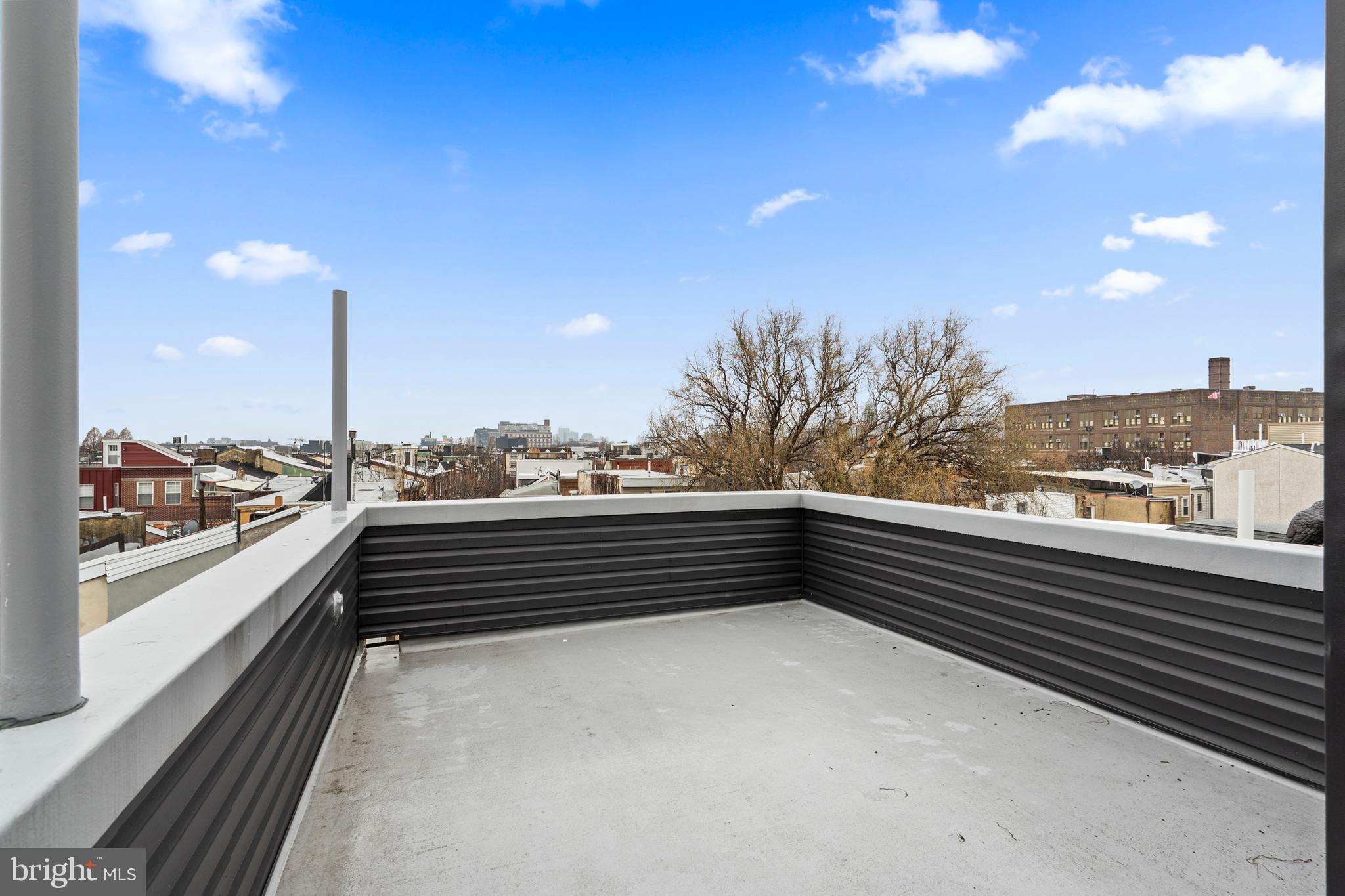 QUEEN VILLAGE - Residential