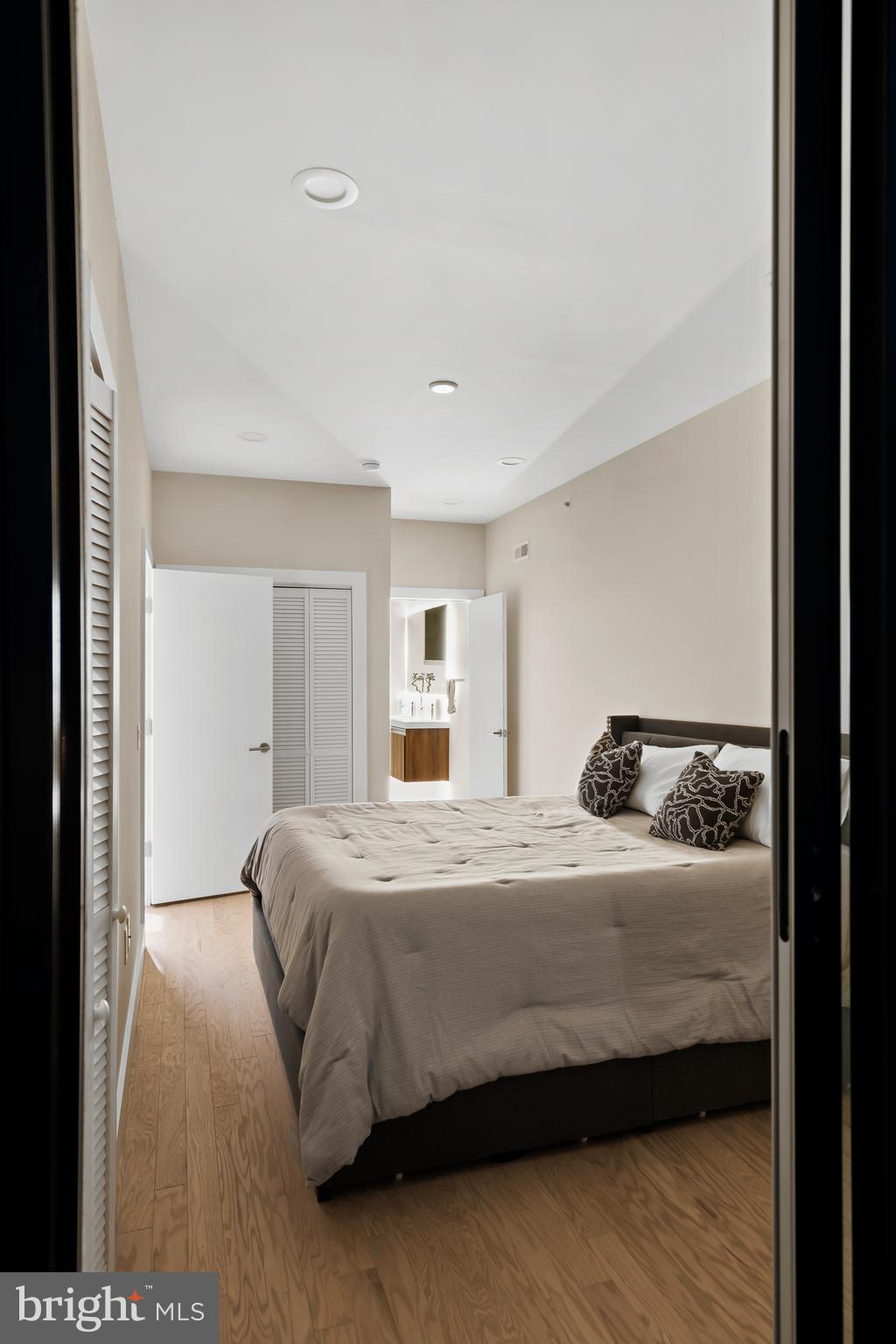 QUEEN VILLAGE - Residential