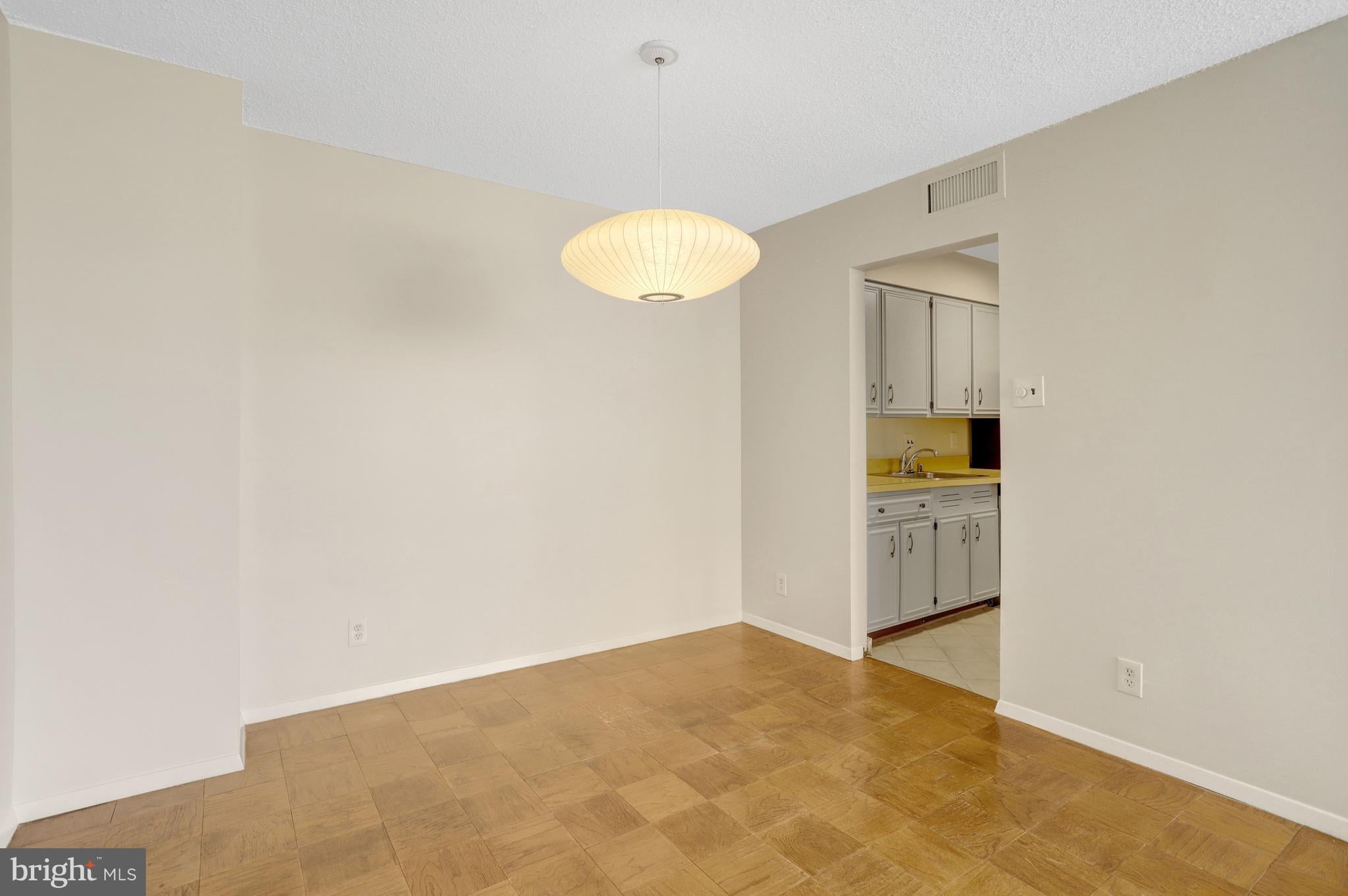 3800 FAIRFAX DRIVE 1607