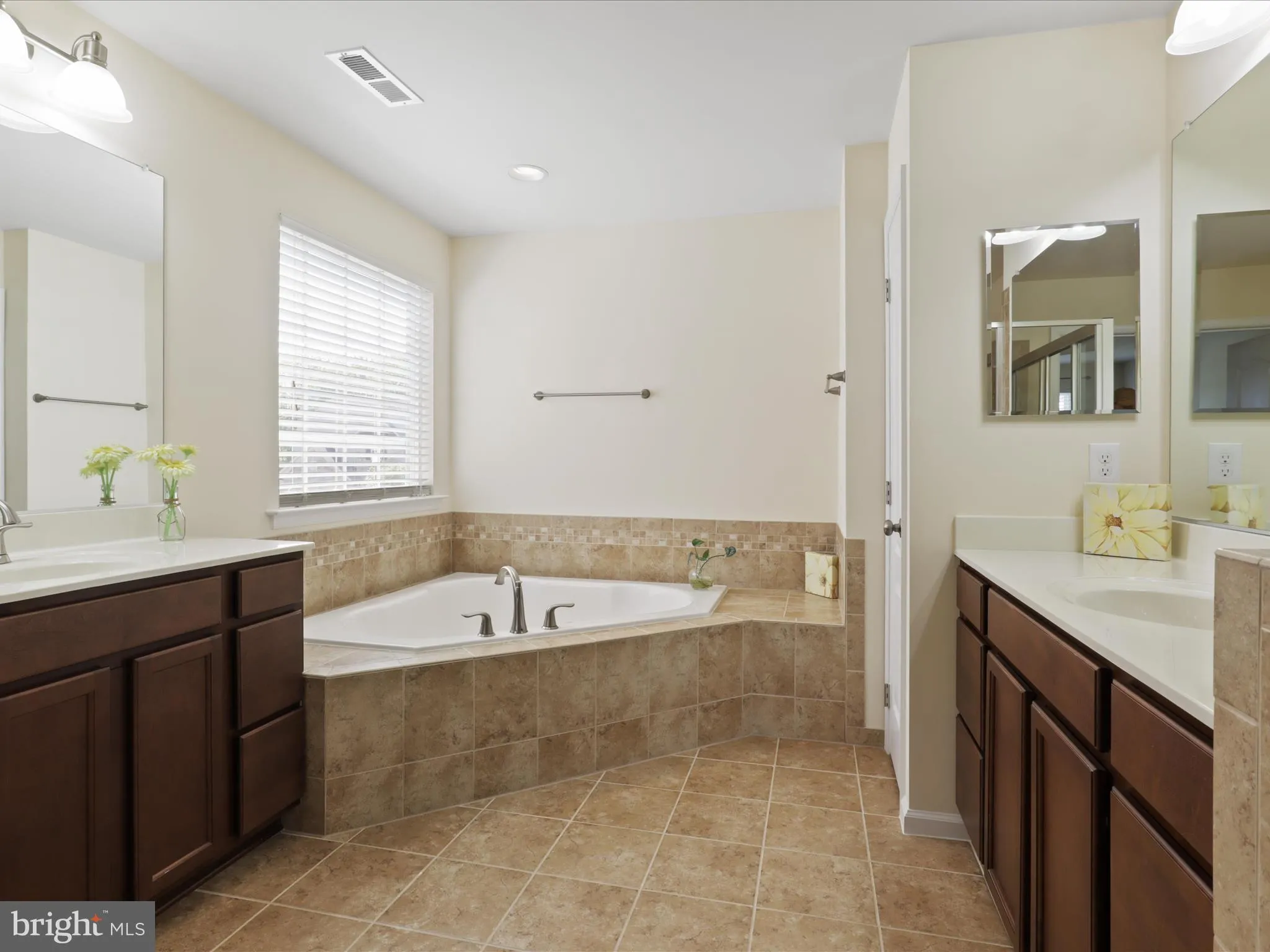 Gainesville, Virginia 20155, United States, 4 Bedrooms Bedrooms, ,4 BathroomsBathrooms,Residential,Pending,123206