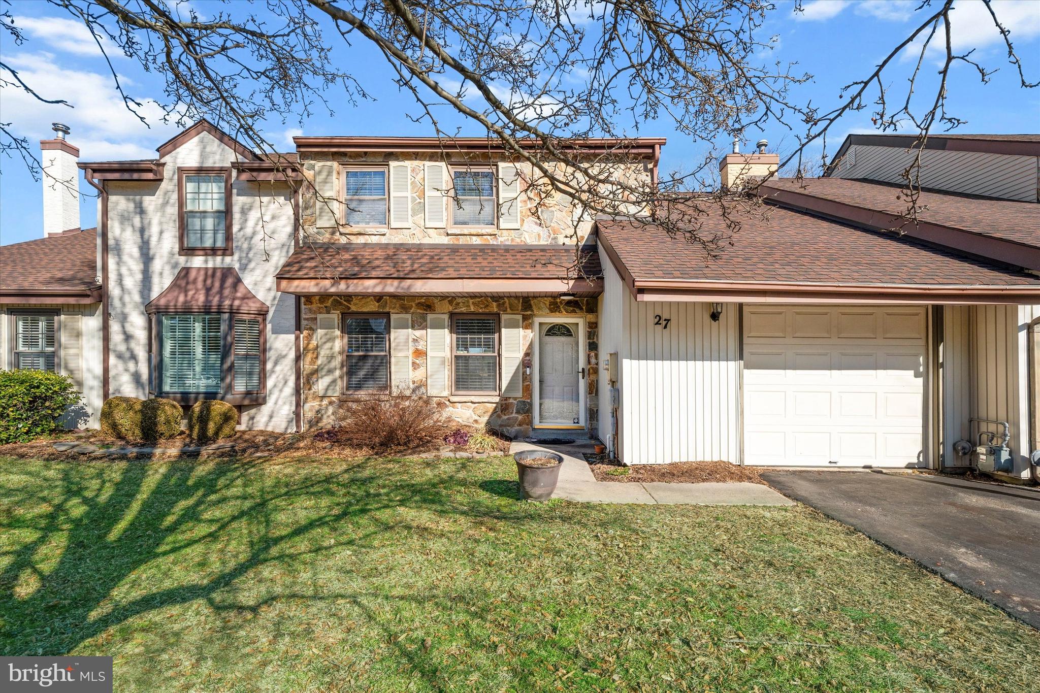 27 N TURNBERRY DRIVE