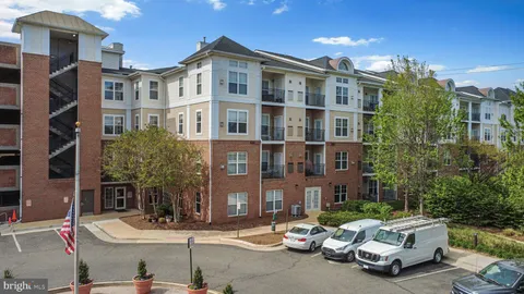 3830 Lightfoot Street Unit 335, Chantilly, VA MLS: VAFX2233208
