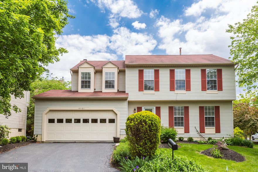Phenomenal Colonial on a lovely  lot! Hardwood flooring, formal Living Room and Dining Room, SS appliances, eat in kitchen, and a large master bedroom.  An immaculate home and all of this while being only minutes to many major commuter routes, shopping and restaurants!!