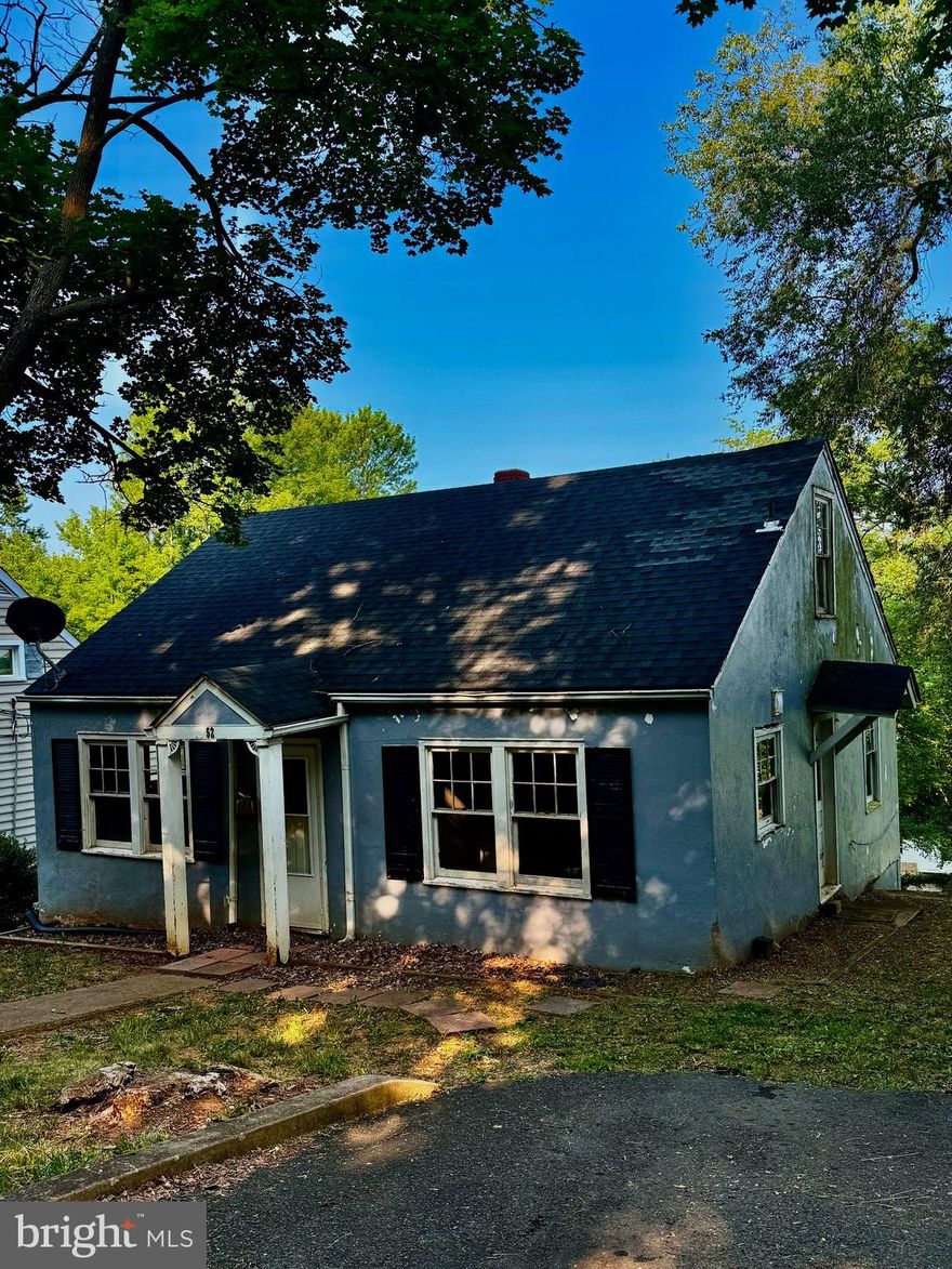 This home needs lots of work.  NEW roof, Great starter home but will require LOTS of work
Being sold ."AS IS WHERE IS"