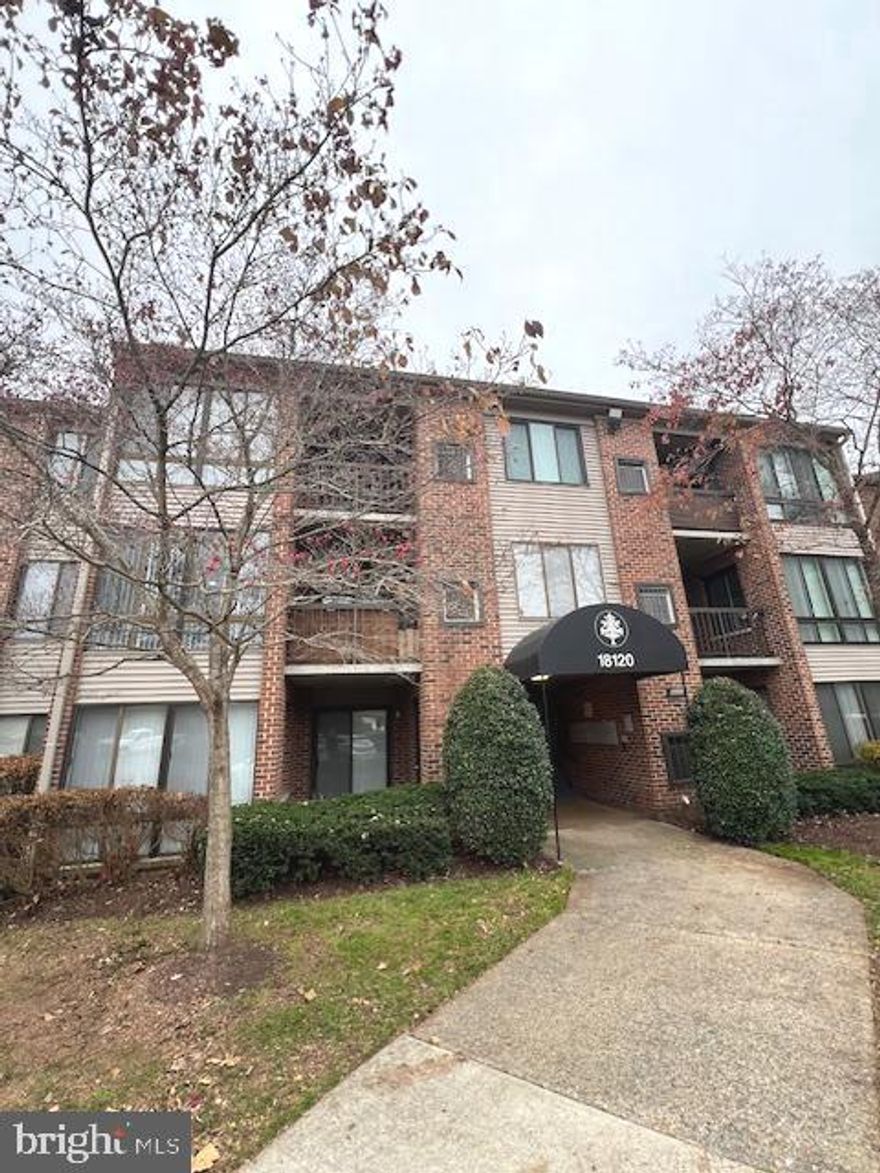 TOP LEVEL SPACIOUS 2 BEDROOM, 2 BATH CONDO IN FARMINGDALE.
FRESH PAINT THROUGHOUT AND NEW CARPET .
KITCHEN SS APPLIANCES WILL BE INSTALLED BEFORE MOVE IN.
COMMUNITY POOL AND GYM 
CONVENIENT TO I  270, RESTAURANTS AND SHOPPING