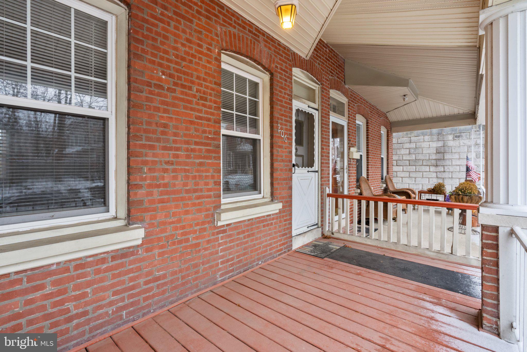 206 E ELM STREET