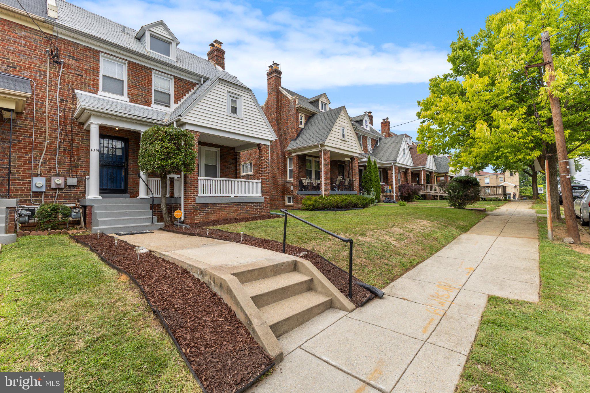 4306 10TH STREET NE