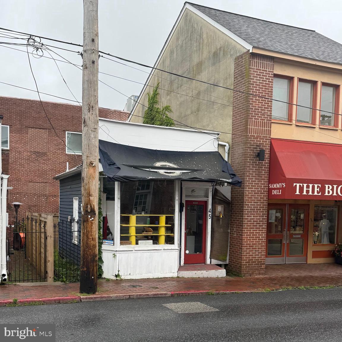 Commercial retail zoning. Great foot traffic 1/2 block from City Dock and Naval Academy in the Historic District. Seller requests closing through Lakeside Title Company. As-is.
