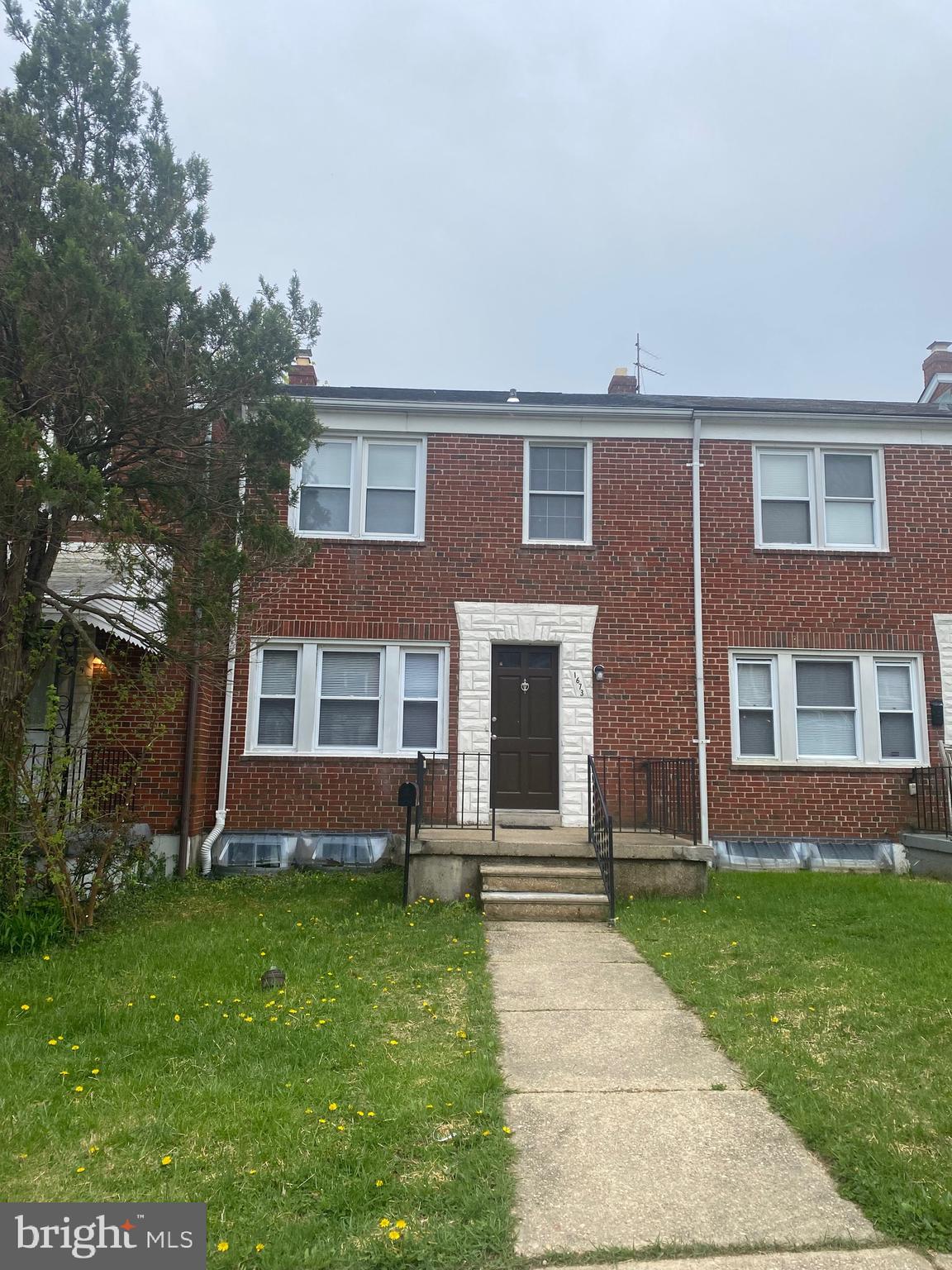 You won’t want to miss out on this beauty! Gorgeous hardwood floors! Freshly painted! All you need to do is move right in. Must use listing agents lease. First month's rent and security deposit due upon lease signing. Only small pets will be considered on a case by case basis.