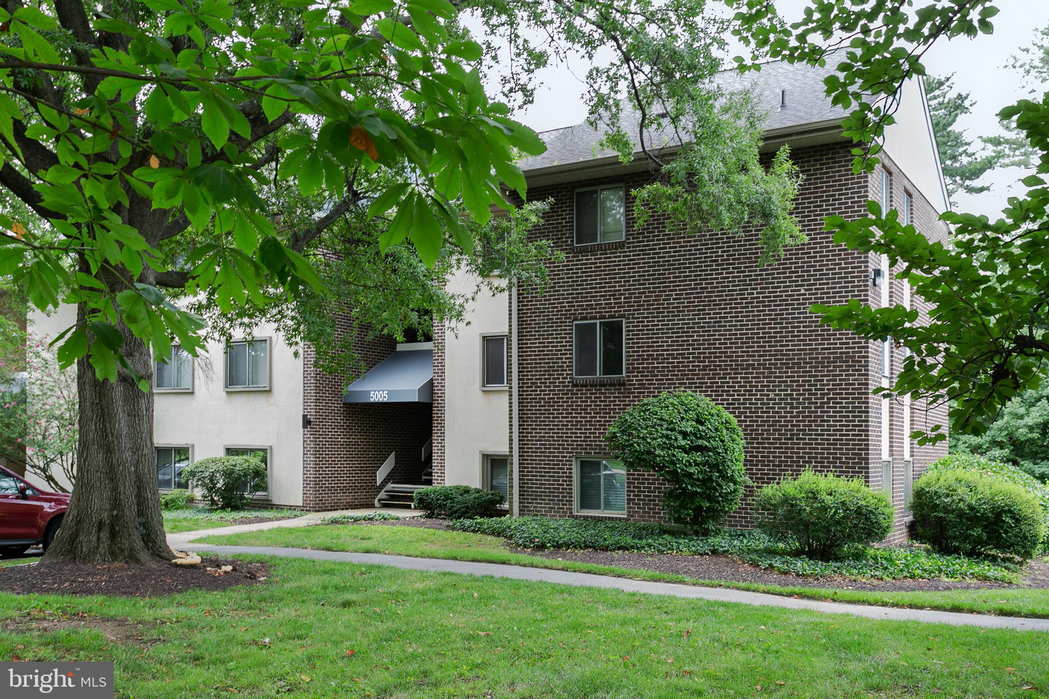 Charming 2-Bedroom Condo in Prime Columbia Location – Home Warranty Included!
This well-maintained lower-level garden-style 2-bedroom, 1-bath condo is tucked away in a quiet, peaceful community and offers a comfortable layout with stylish dark brown flooring, abundant closet space, and a spacious primary bedroom with oversized windows that fill the space with natural light. The bathroom features a full tub, and the open living area leads to a generous private patio that backs to a scenic walking path—perfect for relaxing or entertaining.
Enjoy an unbeatable location just a short walk to The Mall in Columbia, Merriweather Post Pavilion, Whole Foods, Wilde Lake, and a variety of restaurants. The bus stop is conveniently located just steps from your front door, making it easy to get around town.
Additional highlights:
Home warranty included
One assigned parking spot
$323/month condo fee (includes water)
Community washer & dryer on the second level
Selling as-is