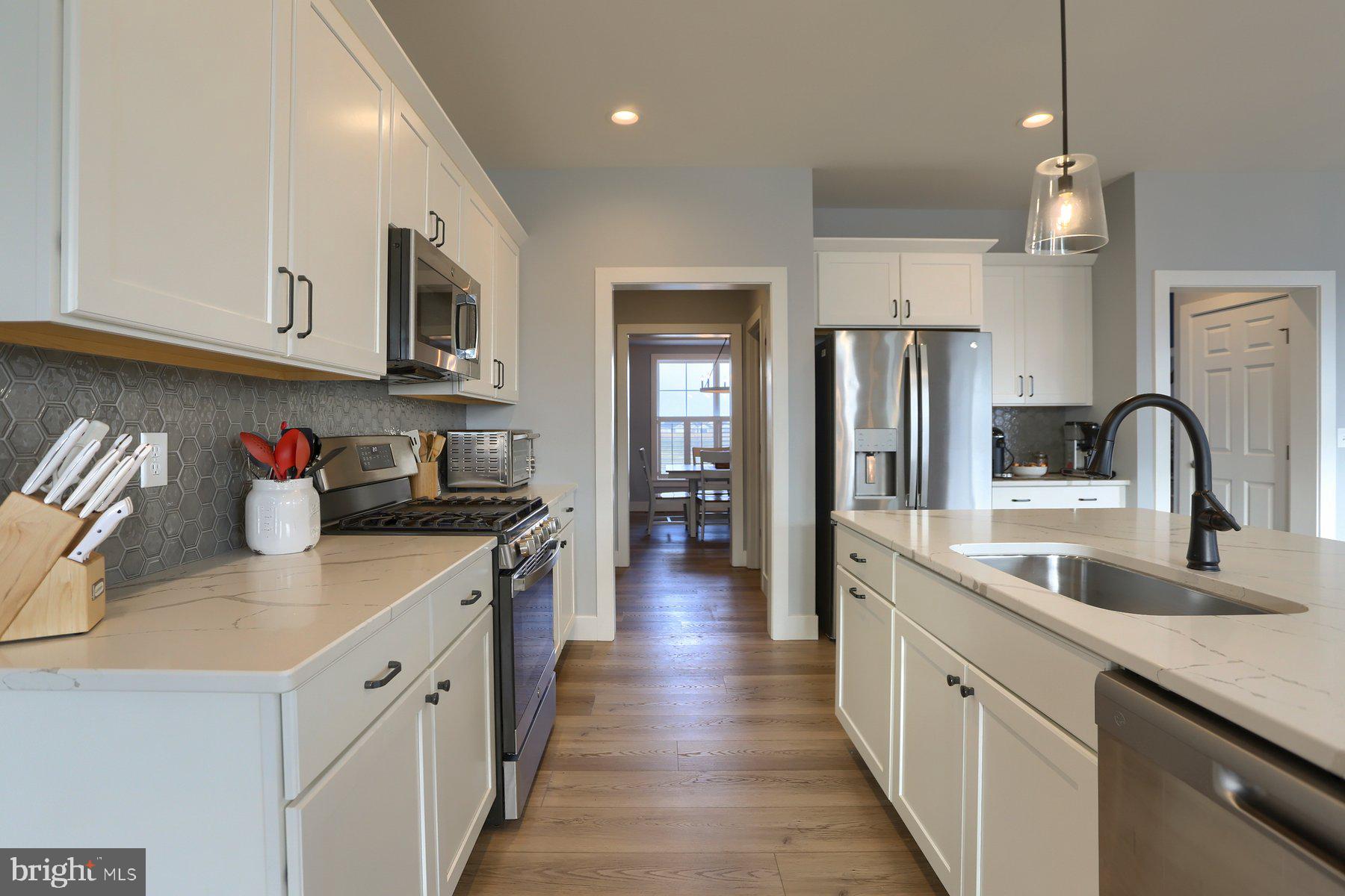 SUMMER LAYNE - Residential