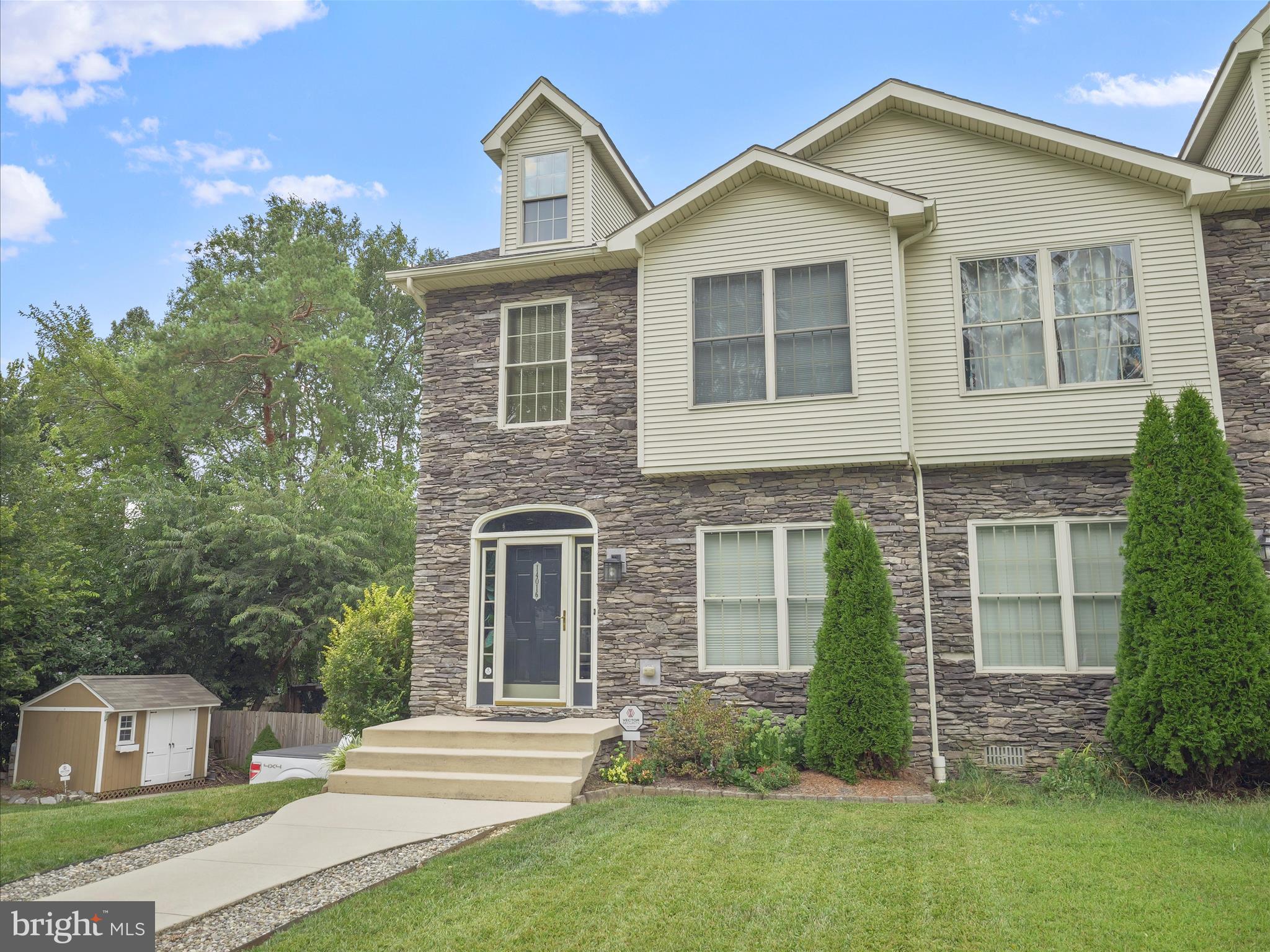 MAUGANSVILLE - Residential