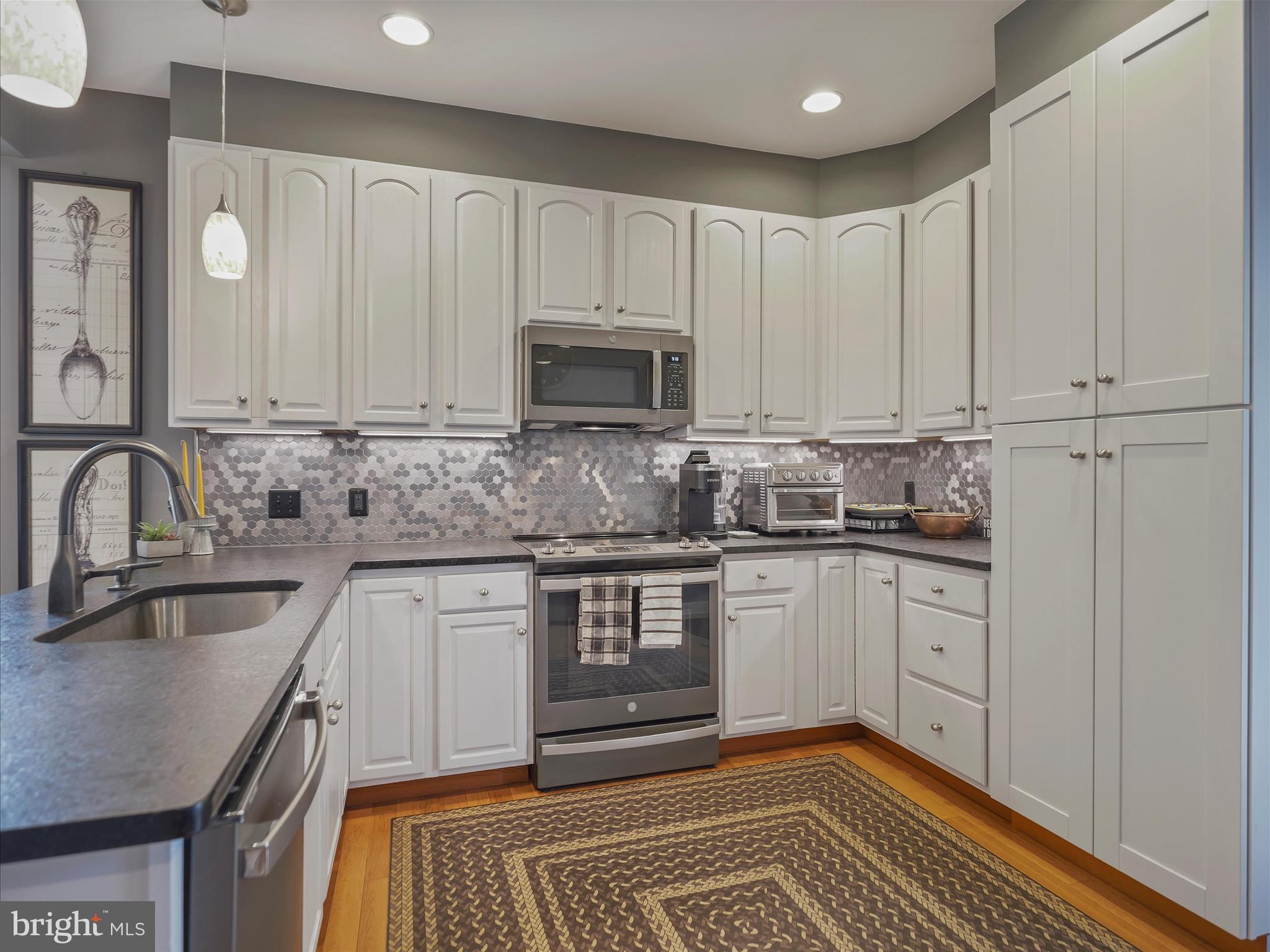 MAUGANSVILLE - Residential