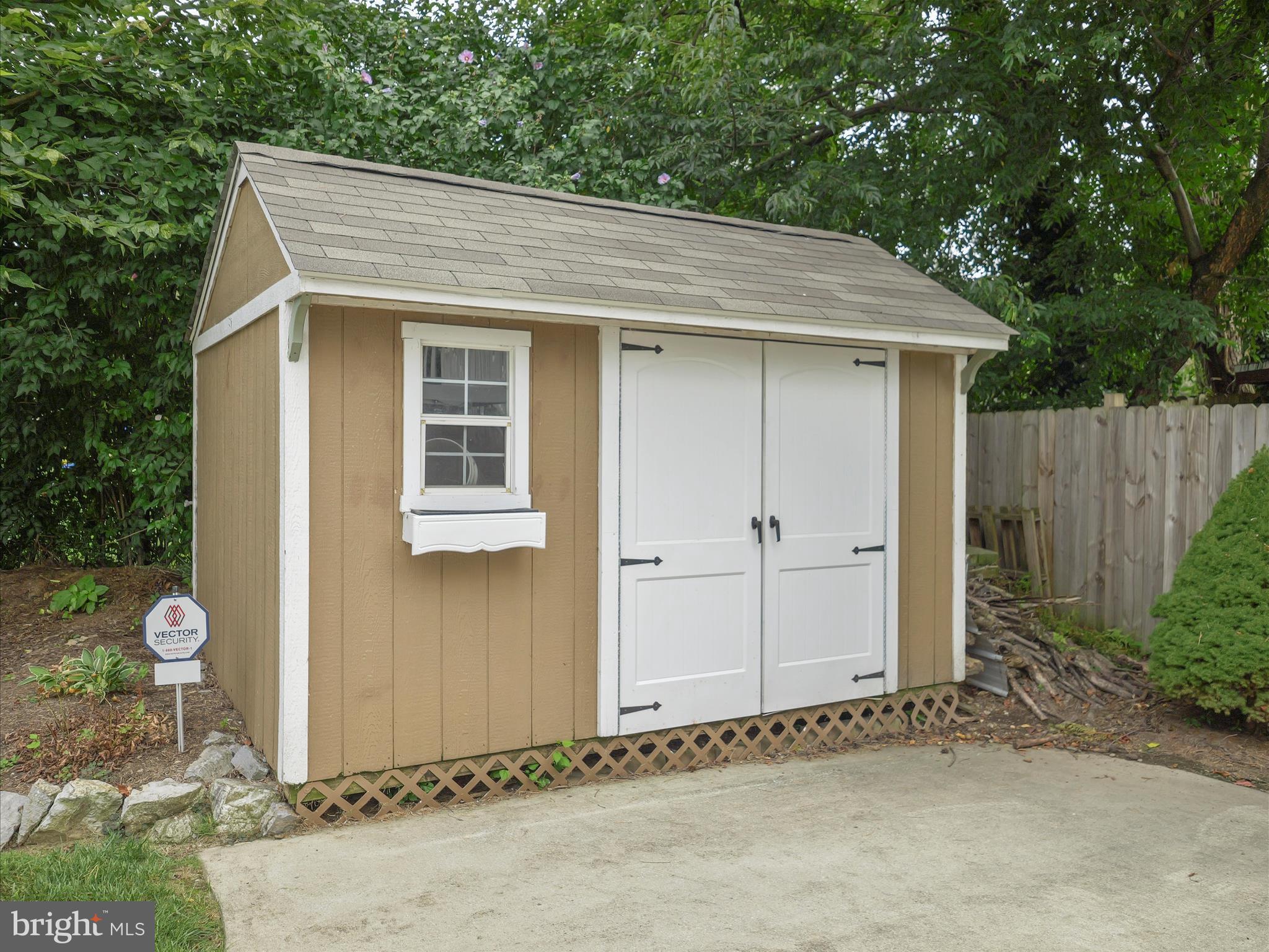 MAUGANSVILLE - Residential