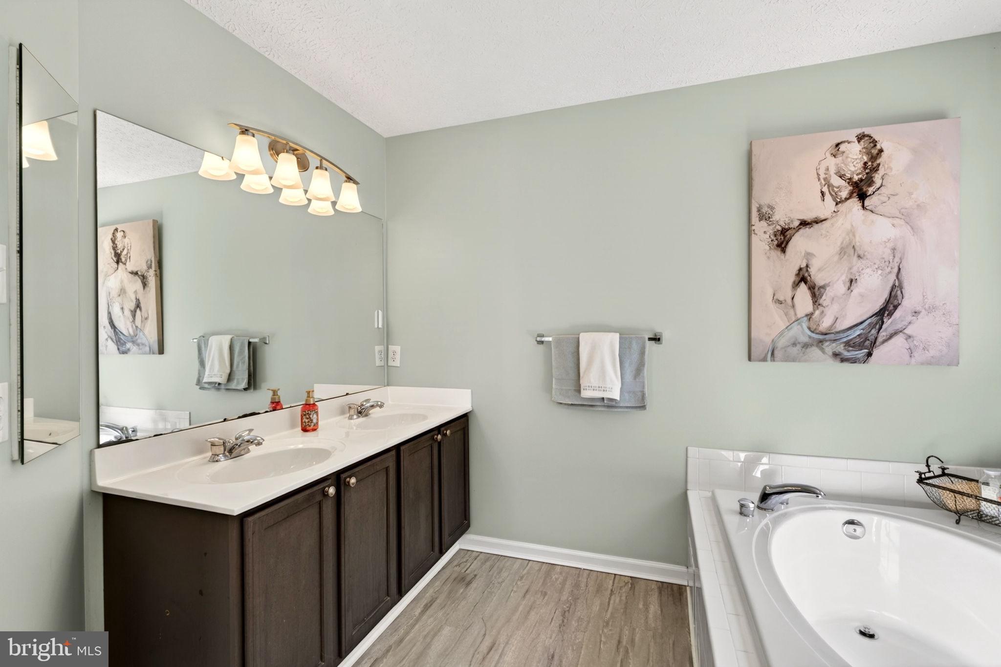 CONSTANT FRIENDSHIP - Residential