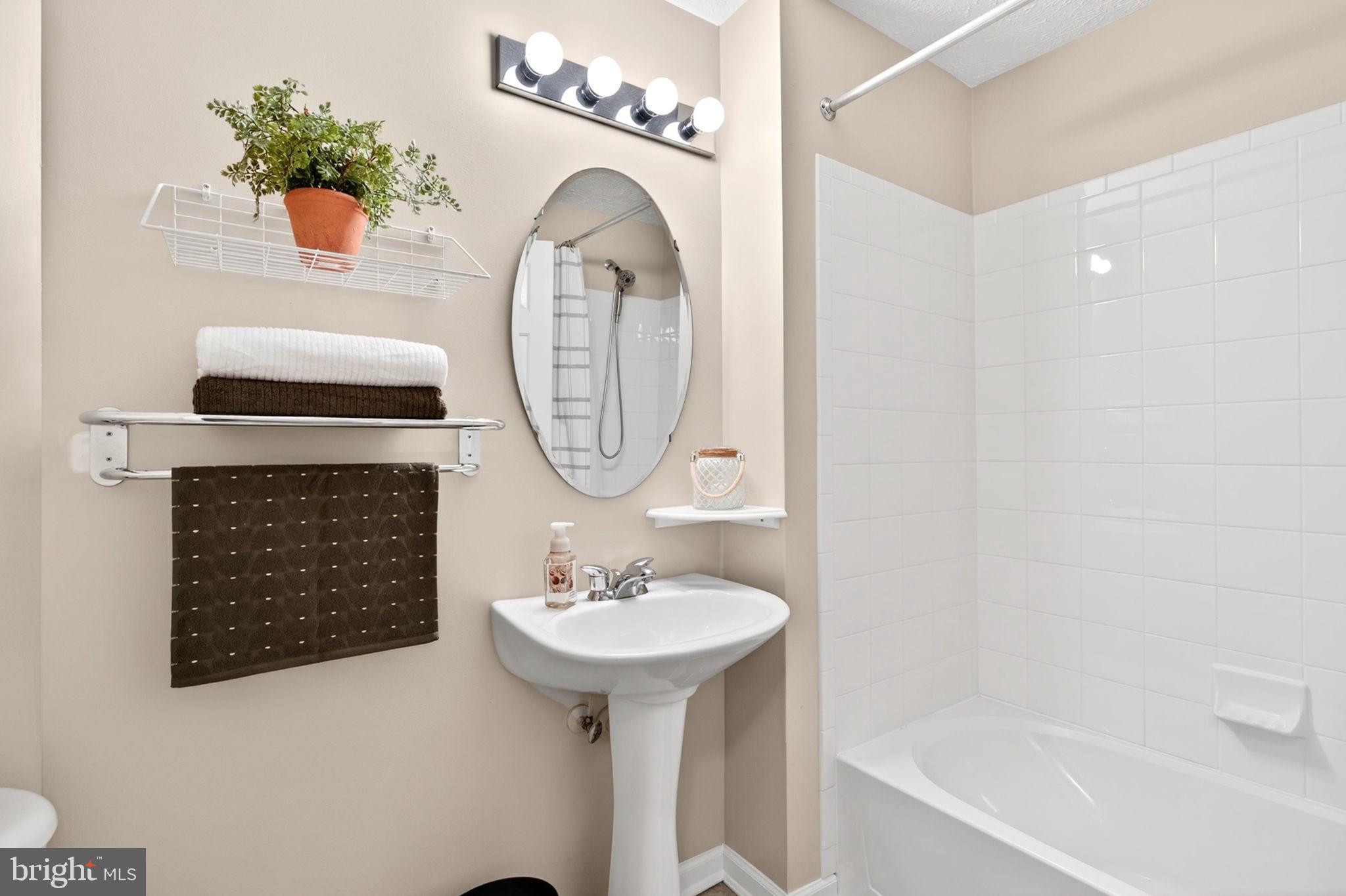 CONSTANT FRIENDSHIP - Residential