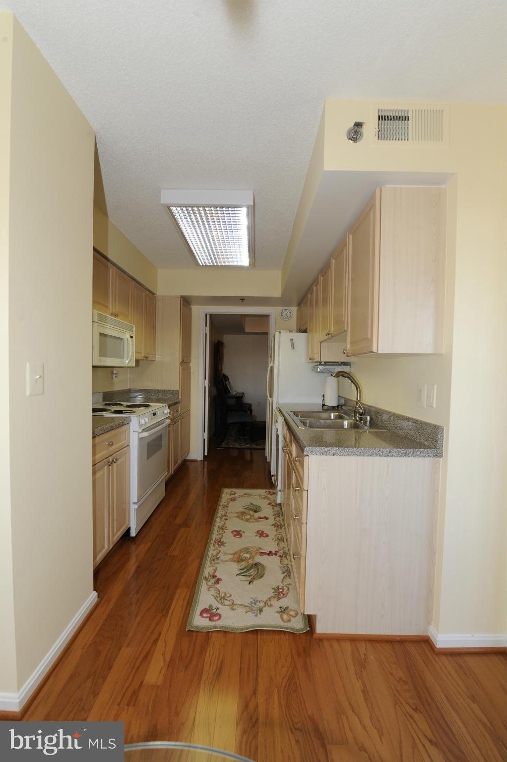 CARLYLE TOWERS - Residential Lease