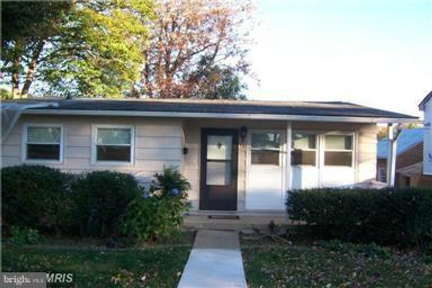 Cozy rambler in the Heart of Warrenton walk to restaurants, antique shops and summer concerts. Open floor plan with 3 bedrooms, one bath, cozy cove for dining, rear fenced yard, side patio, hardwood floors, newer windows and roof. No smokers,please call tenant before showing.