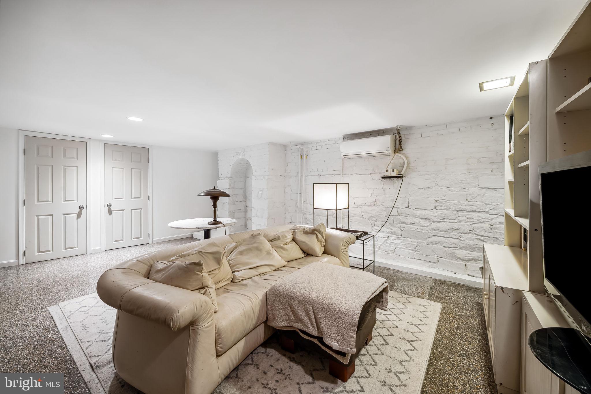 LITTLE ITALY - Residential