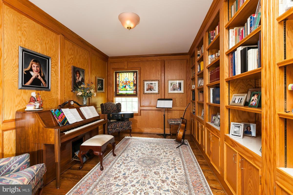 ANTON WOODS - Residential