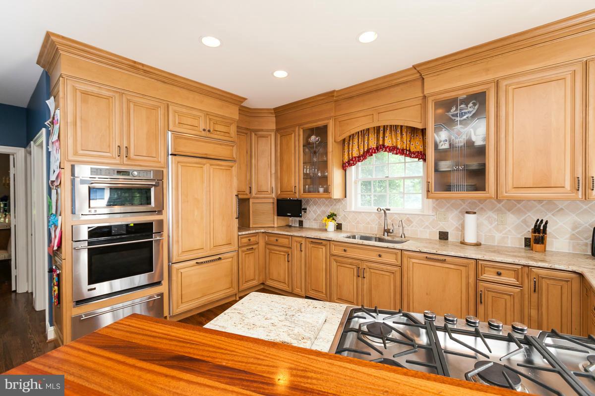 ANTON WOODS - Residential