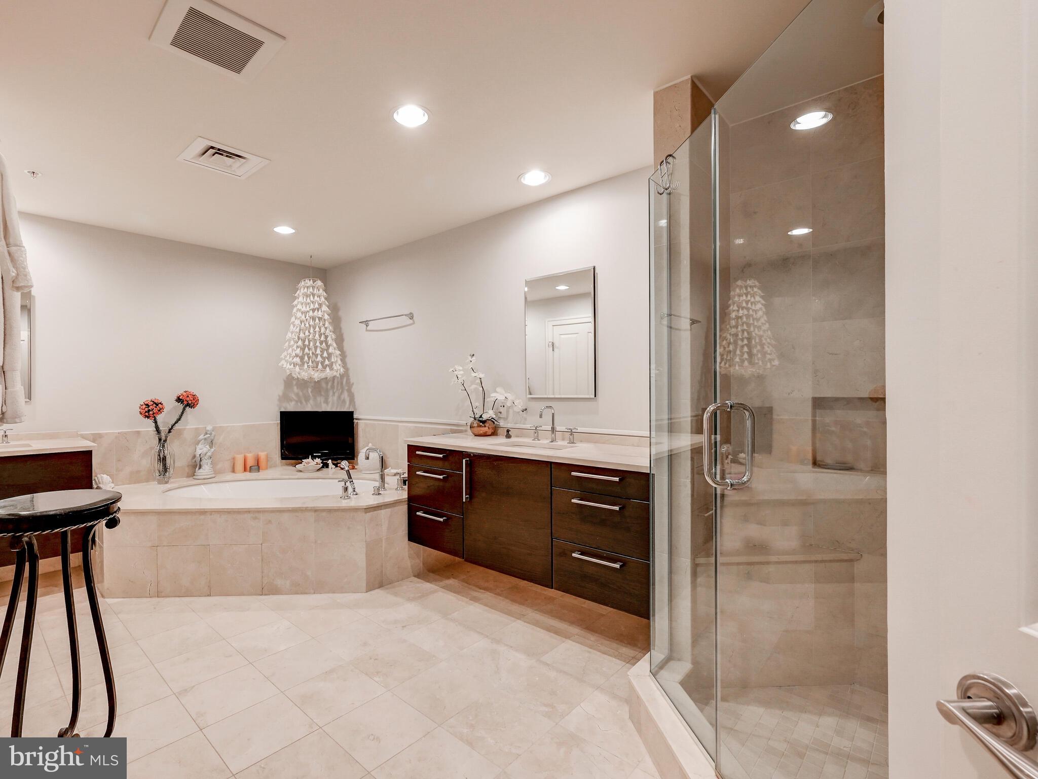 THE RITZ-CARLTON RESIDENCES - Residential