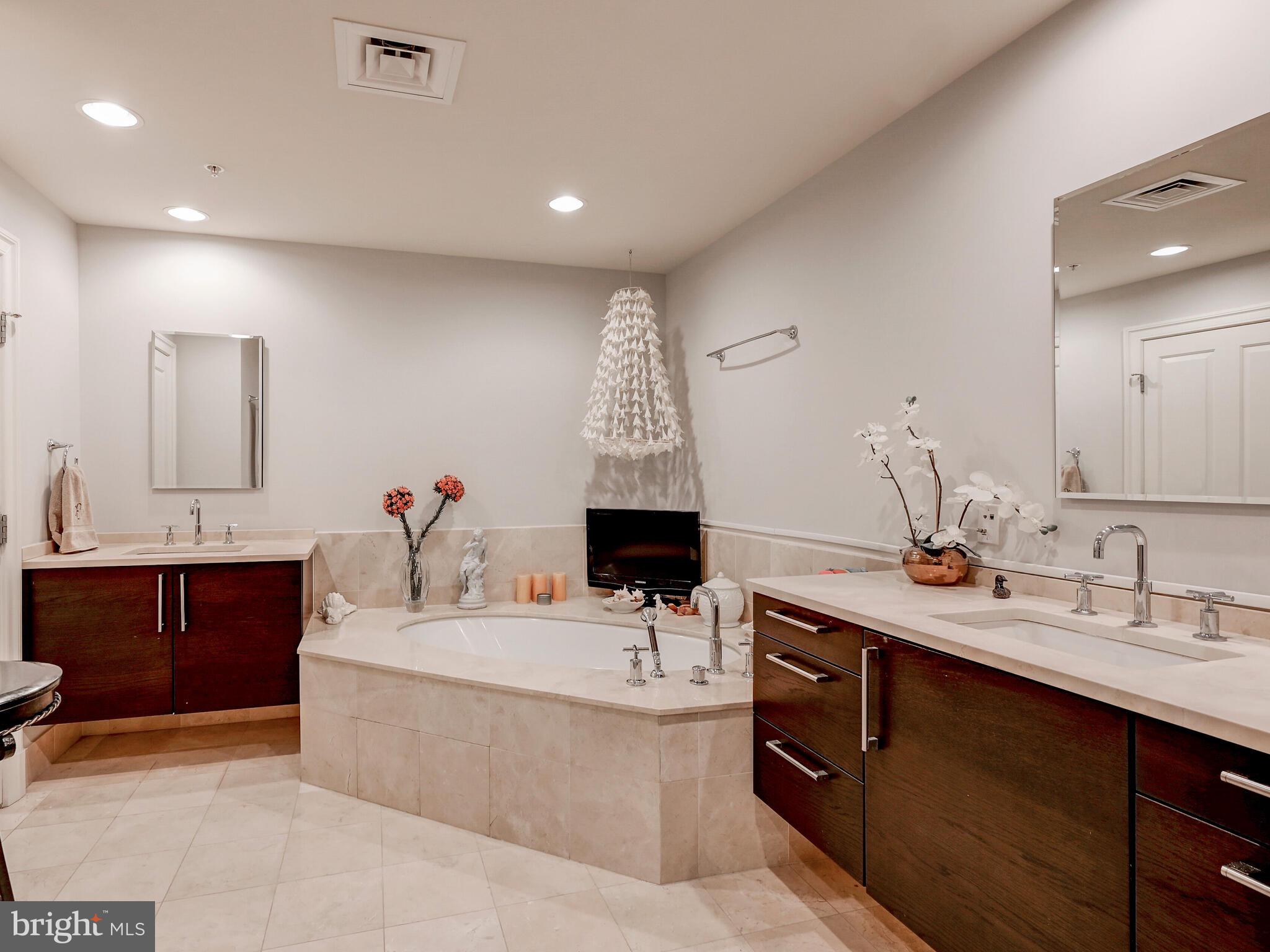 THE RITZ-CARLTON RESIDENCES - Residential