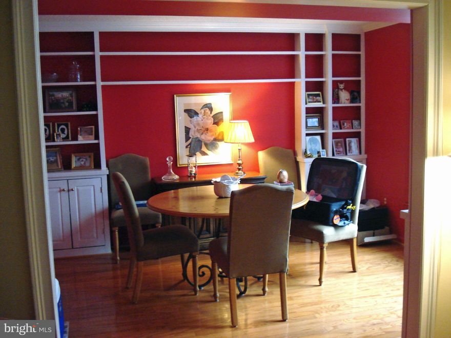 A lovely SUNNY One Bedroom/den/One Bath Condo on 3rd floor of a Luxury/elegant high rise at Tyson's Corner. Hardwood floors in a living room and a den/Build in wall unit.Lots a closet space. Minutes from the McLean Metro station and Regency Sports and Health, Tyson's Corner and Safeway. 27/7 Security Gate with a indoor parking space. Easy access to 495/66 and 267.