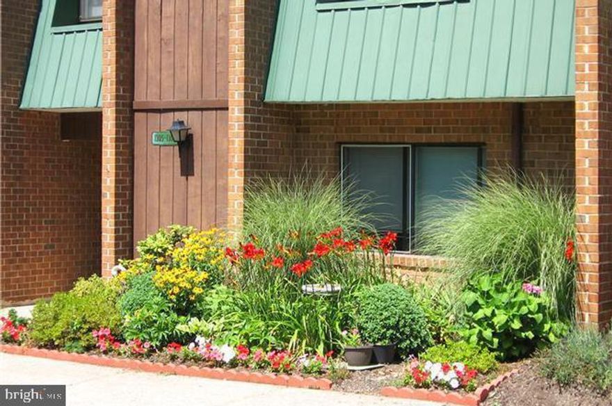 PHOENIXVILLE/MONT CLARE    2 BEDROOM WITH DEN 1 Bath spacious  Condominium.  This is a corner unit with a deck and yard. Why pay Phoenixville Rental prices when you  can walk 8 minutes over the bridge to the neighboring community of Phoenixville!   Mont Clare offers it 's own  thriving, vibrant dining and outdoor  activities scene.  Condo offers Spacious open floor plan with  a private entrance.  Hardwood floors  and freshly painted.  Sliding glass door and lots of windows makes this space light-filled and airy.  Stainless appliances including Microwave. Bonus Den with  a window, great for an office with a view.  Private Community offers beautiful pool, guest suite for visitors, basketball courts, and more.  Enjoy the fine restaurants, breweries, markets of Mont Clare and stroll across the bridge  or take a bike ride and enjoy the vibrancy of  Phoenixville! Come  relax and enjoy this peaceful community living minute away from the action.  NO AMENITY FEES!!!
RENT INCLUDES:  PARKING 1 assigned space and plenty of additional parking, TRASH, SEWER, COMMUNITY POOL