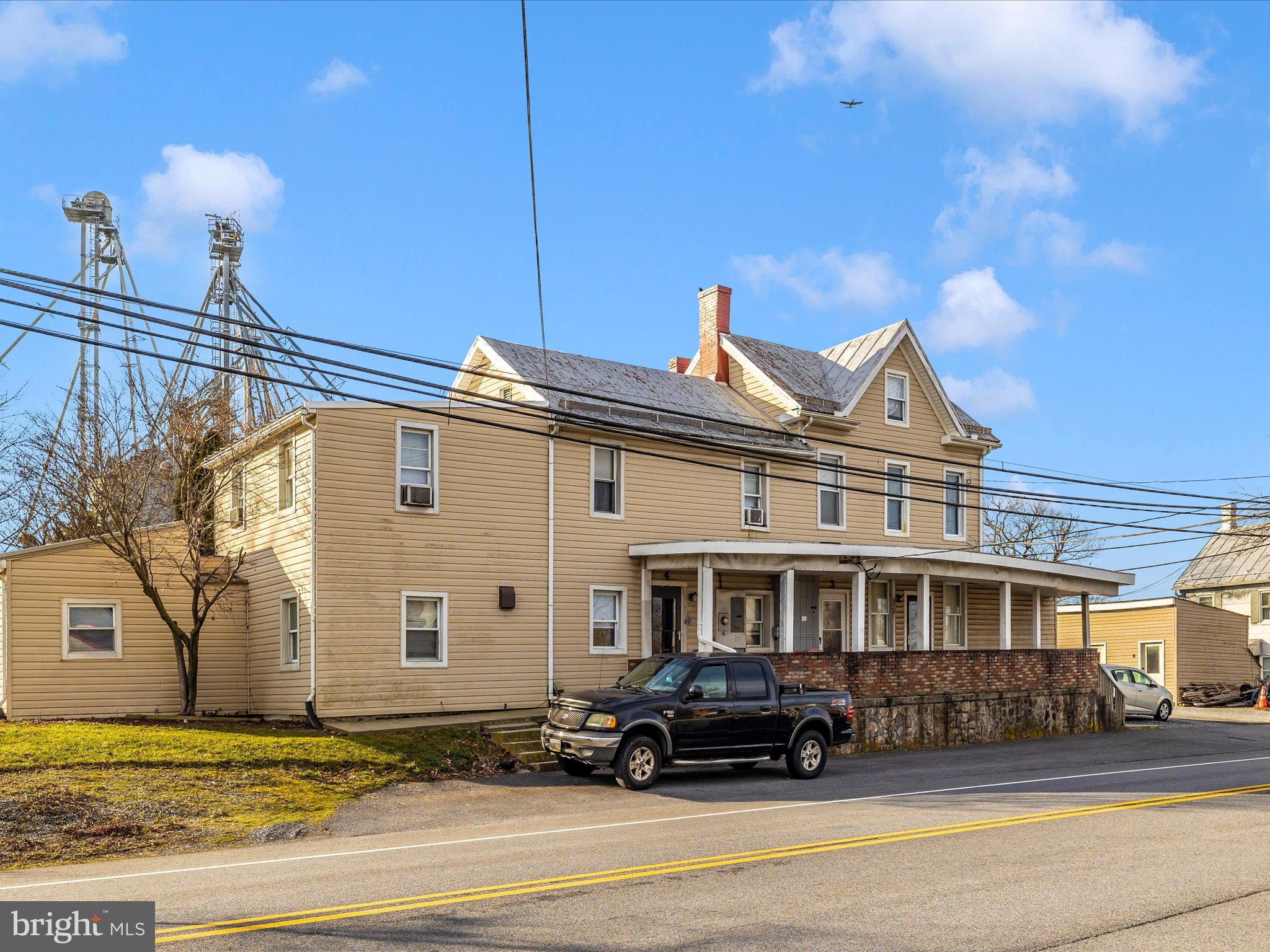 Main image without alt text