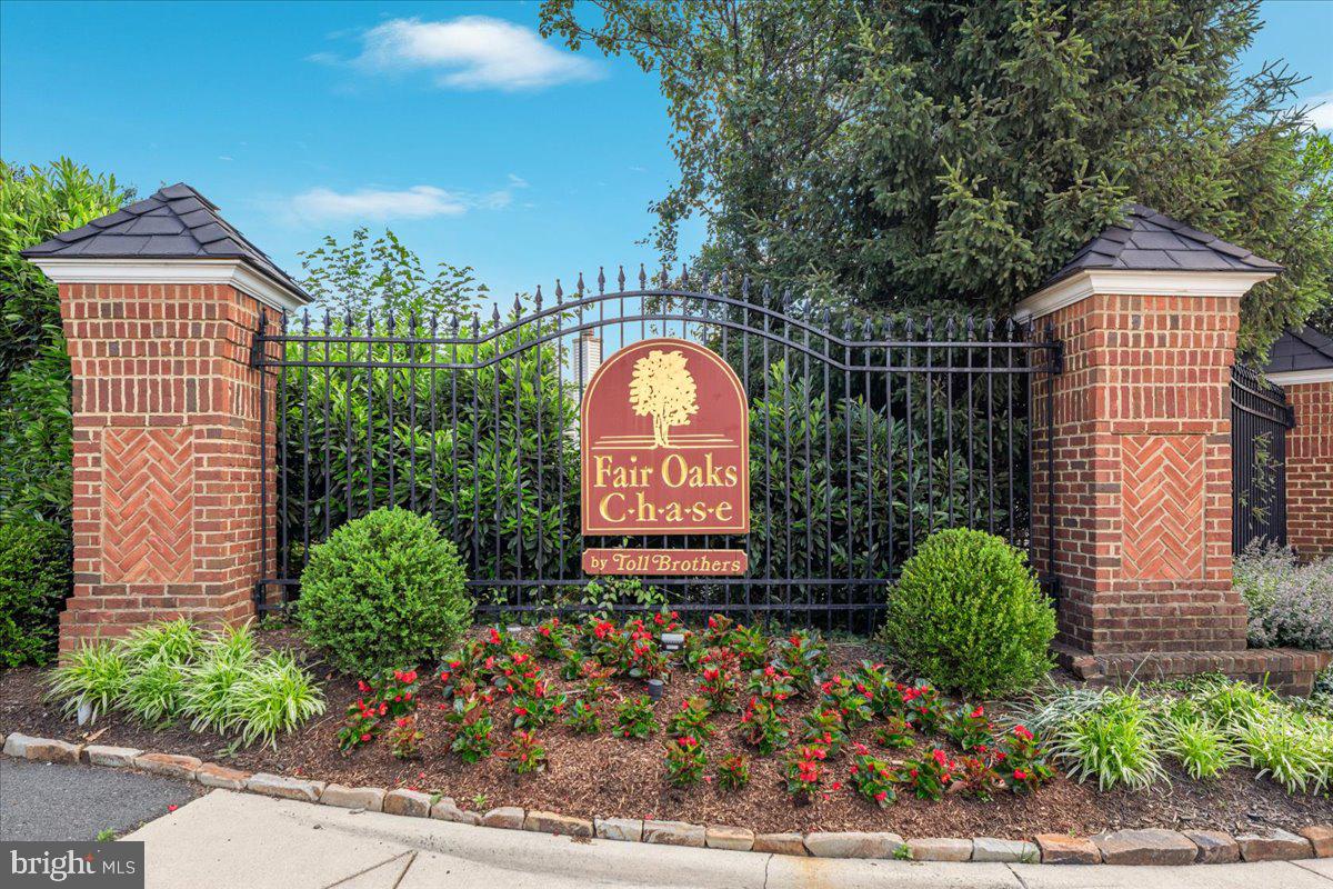 FAIR OAKS CHASE - Residential