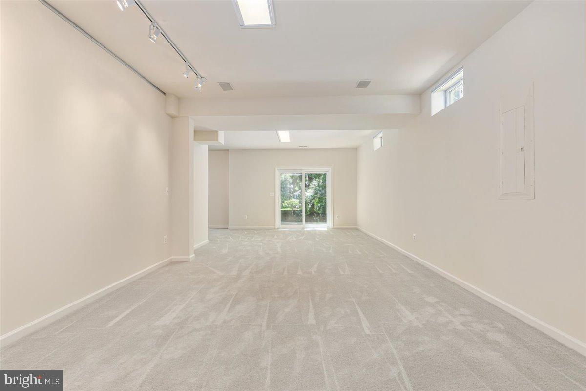 FAIR OAKS CHASE - Residential