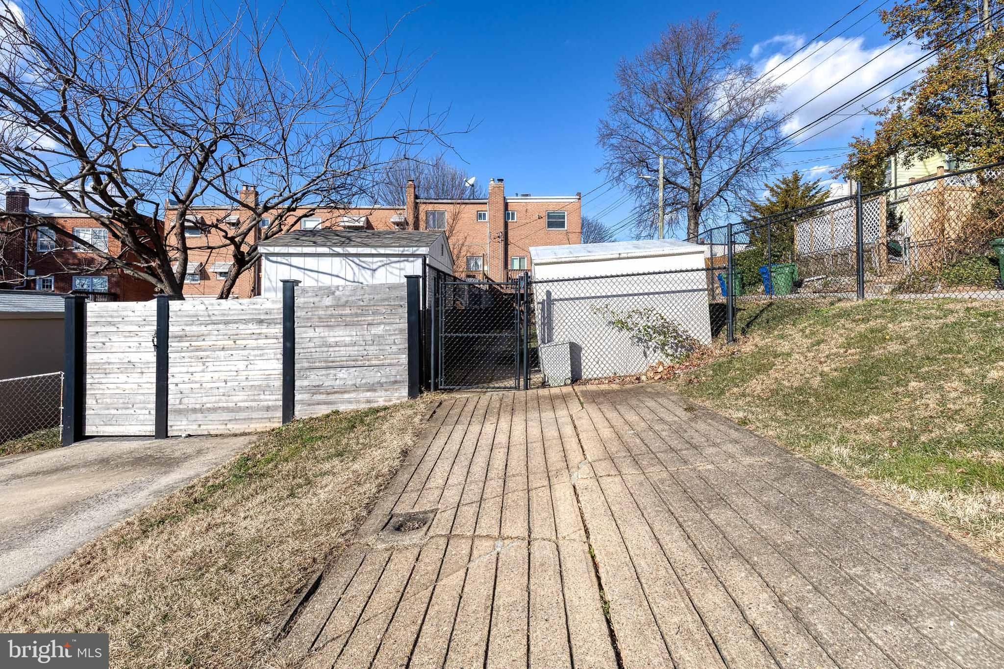 MEDFIELD - Residential