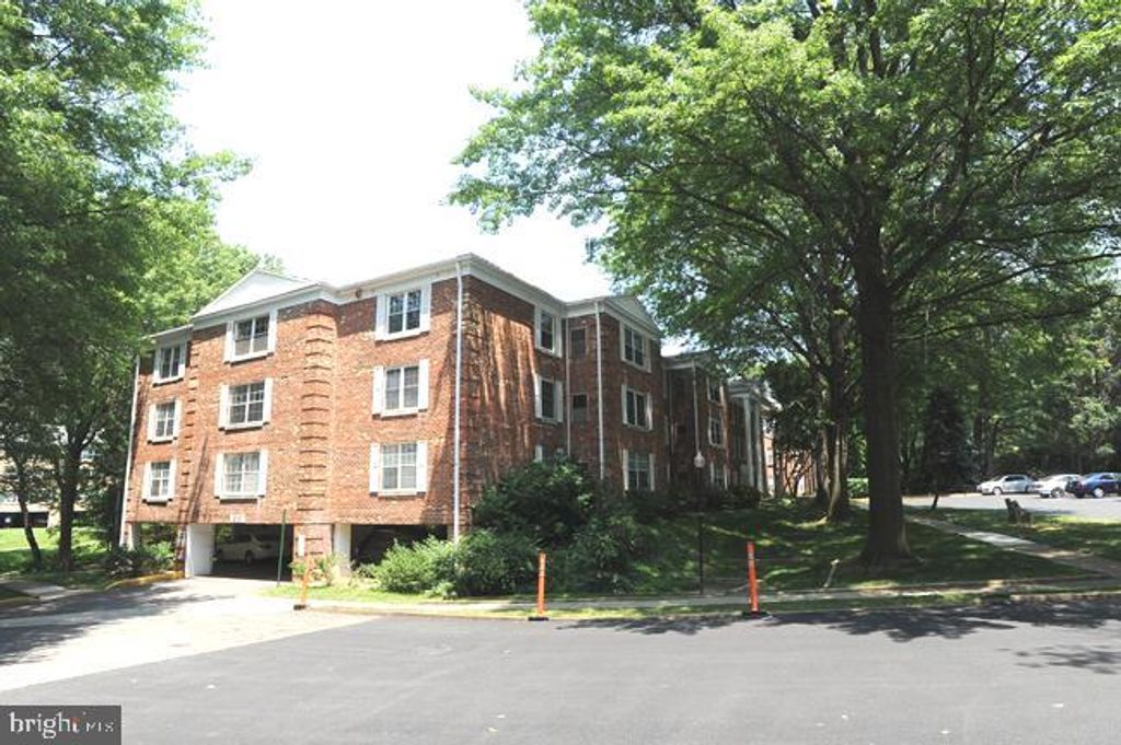 Photo of 7621 Provincial Drive #211, MCLEAN, VA 22102 (MLS # VAFX2273564)