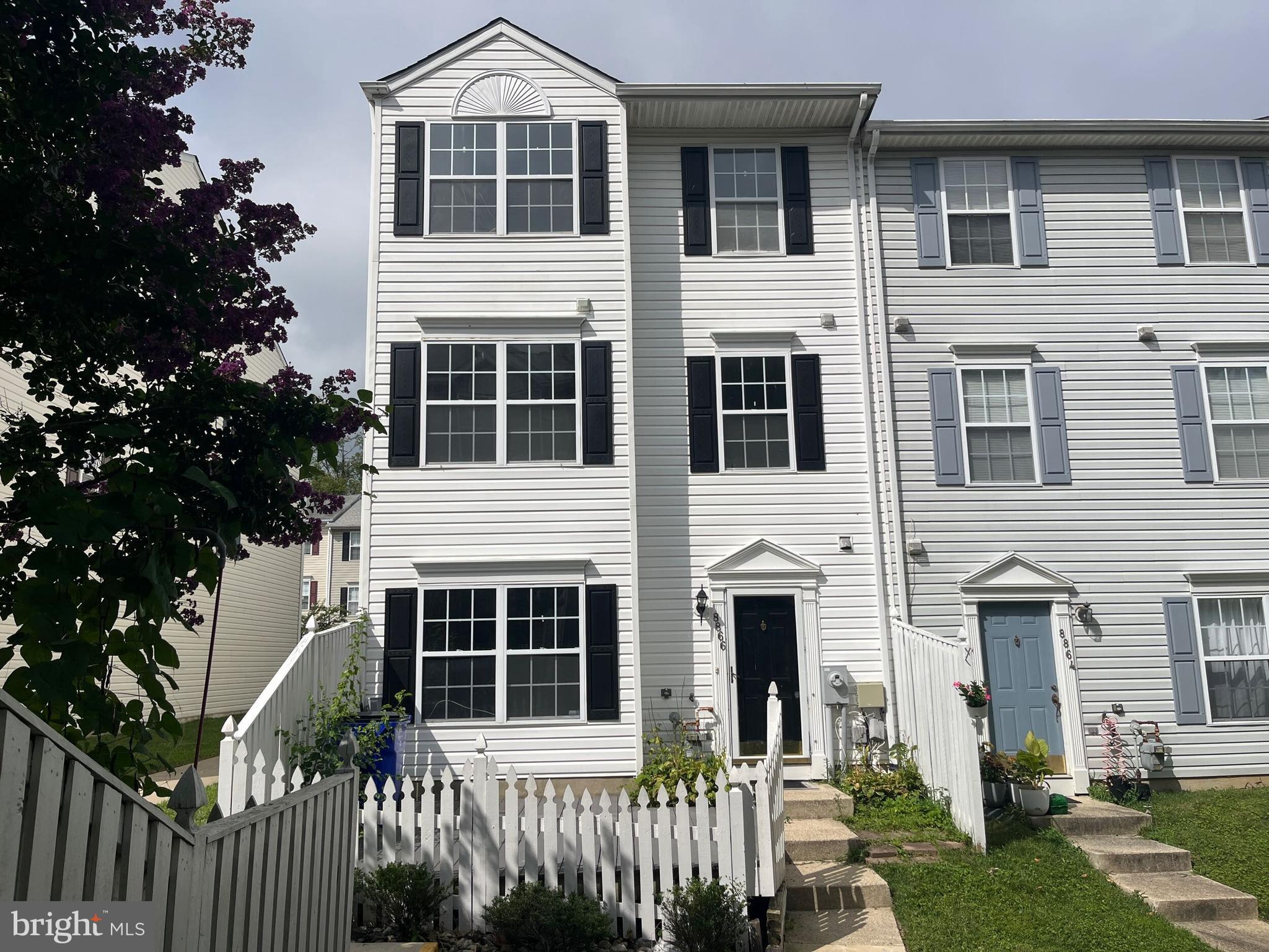 Priced To Sell Fast! Rarely Available 3 Level End Unit Townhouse, Spacious Kitchen with Stainless Steel Appliances, Pantry, Spacious Bedrooms, Walk in Closet, Fenced Front Patio, Much More!! Just Waiting For Your Personal Cosmetics and Updates to Make it Shine. Close to Schools, Shopping and Commuter Routes. This Will Not Last! Sold As-Is.