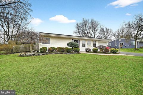 Homes For Sale - 32 Kingsley Road Rd<br/> KENDALL PARK, NJ 08824